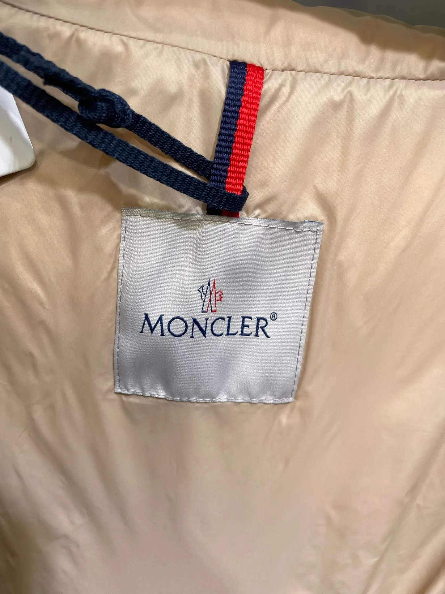 P910 MONCLER 25FW new autumn and winter product. Waisted black gold Agneux women's square quilted hooded short down jacket. The Agneux down jacket combines protective fabrics and exquisite textures. Short fit in functional nylon with a glossy satin finish. Paired with a nipped-in waist design, it outlines a feminine silhouette. Made of nylon Longue saison lining Filled with down Detachable and adjustable hood Zip and snap fastening Zippered pockets Elastic waist Black Apricot Sizes S M L