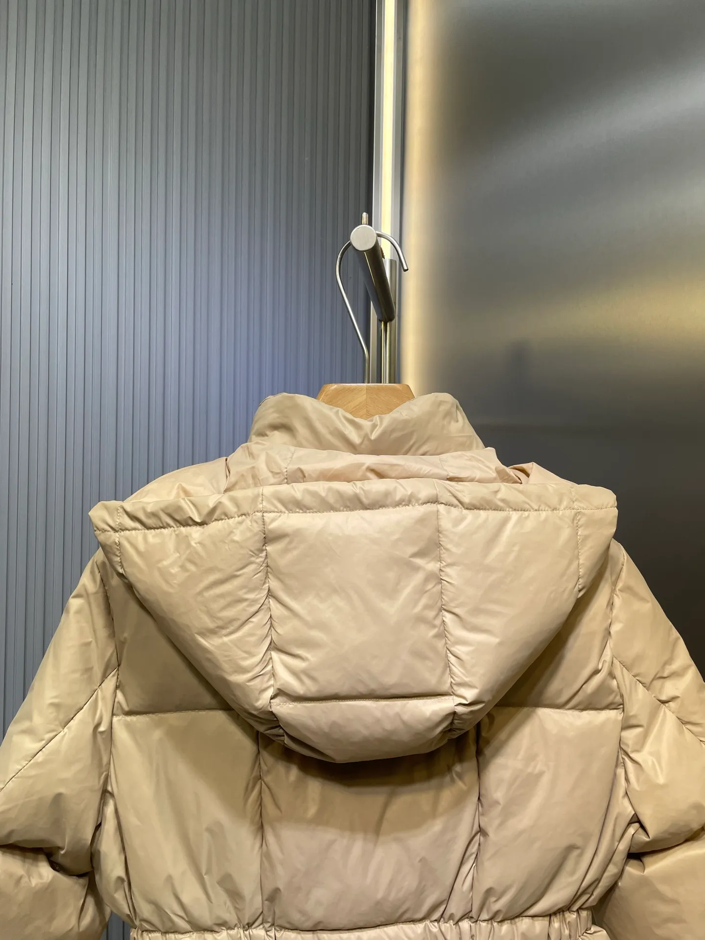 P910 MONCLER 25FW new autumn and winter product. Waisted black gold Agneux women's square quilted hooded short down jacket. The Agneux down jacket combines protective fabrics and exquisite textures. Short fit in functional nylon with a glossy satin finish. Paired with a nipped-in waist design, it outlines a feminine silhouette. Made of nylon Longue saison lining Filled with down Detachable and adjustable hood Zip and snap fastening Zippered pockets Elastic waist Black Apricot Sizes S M L