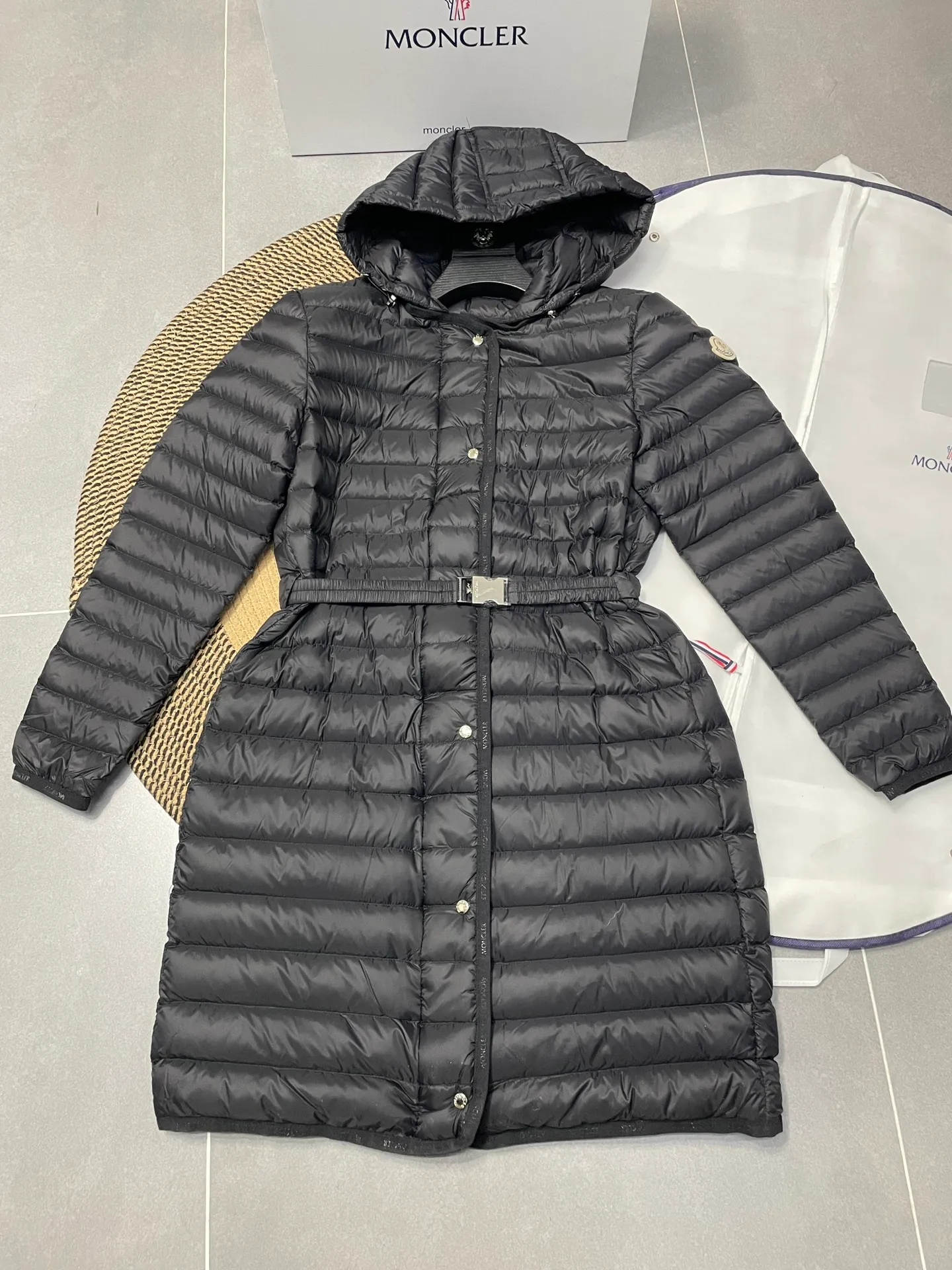 P760 Moncler recently launched OREDONNE women's mid-length slim belted goose down jacket. ✨Complete three labels, synchronized with counters ✨90% goose down filling ✨Slim-fitting waistband design, not picky. Milanese brand Moncler is a benchmark brand in the ski wear industry, and it knows the secret of keeping warm in cold weather. If you want proof, just wear an oredon parka jacket. Made from durable shell and filled with down for added warmth, the silhouette features a quilted and drawstring hood and an elasticated hem for extra protection on chilly days.  Moncler shell down jacket 100% polyamide; filling 90% down, 10% feather; lining 100% polyamide Concealed zip fastening at front Regular fit, drawstring hood, long sleeves, elasticated sleeves and hem, brand badge on sleeves, two front straight pockets with snap buttons, waistband with elasticated waistband, quilted pattern, branded silver Sizes: 0-3