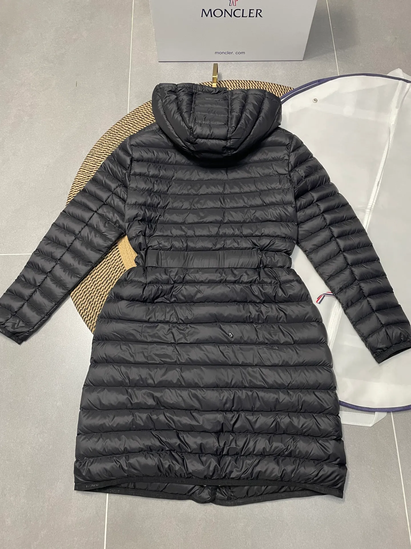 P760 Moncler recently launched OREDONNE women's mid-length slim belted goose down jacket. ✨Complete three labels, synchronized with counters ✨90% goose down filling ✨Slim-fitting waistband design, not picky. Milanese brand Moncler is a benchmark brand in the ski wear industry, and it knows the secret of keeping warm in cold weather. If you want proof, just wear an oredon parka jacket. Made from durable shell and filled with down for added warmth, the silhouette features a quilted and drawstring hood and an elasticated hem for extra protection on chilly days.  Moncler shell down jacket 100% polyamide; filling 90% down, 10% feather; lining 100% polyamide Concealed zip fastening at front Regular fit, drawstring hood, long sleeves, elasticated sleeves and hem, brand badge on sleeves, two front straight pockets with snap buttons, waistband with elasticated waistband, quilted pattern, branded silver Sizes: 0-3