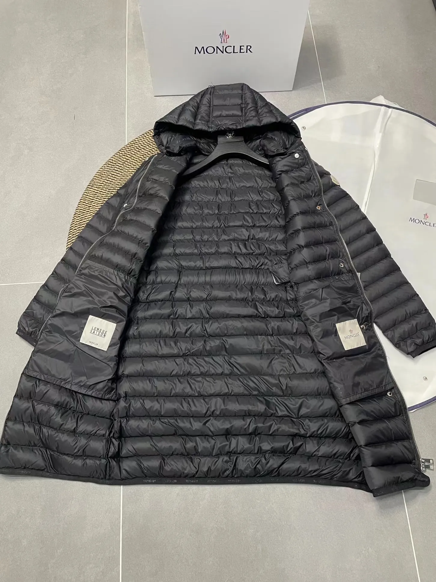 P760 Moncler recently launched OREDONNE women's mid-length slim belted goose down jacket. ✨Complete three labels, synchronized with counters ✨90% goose down filling ✨Slim-fitting waistband design, not picky. Milanese brand Moncler is a benchmark brand in the ski wear industry, and it knows the secret of keeping warm in cold weather. If you want proof, just wear an oredon parka jacket. Made from durable shell and filled with down for added warmth, the silhouette features a quilted and drawstring hood and an elasticated hem for extra protection on chilly days.  Moncler shell down jacket 100% polyamide; filling 90% down, 10% feather; lining 100% polyamide Concealed zip fastening at front Regular fit, drawstring hood, long sleeves, elasticated sleeves and hem, brand badge on sleeves, two front straight pockets with snap buttons, waistband with elasticated waistband, quilted pattern, branded silver Sizes: 0-3