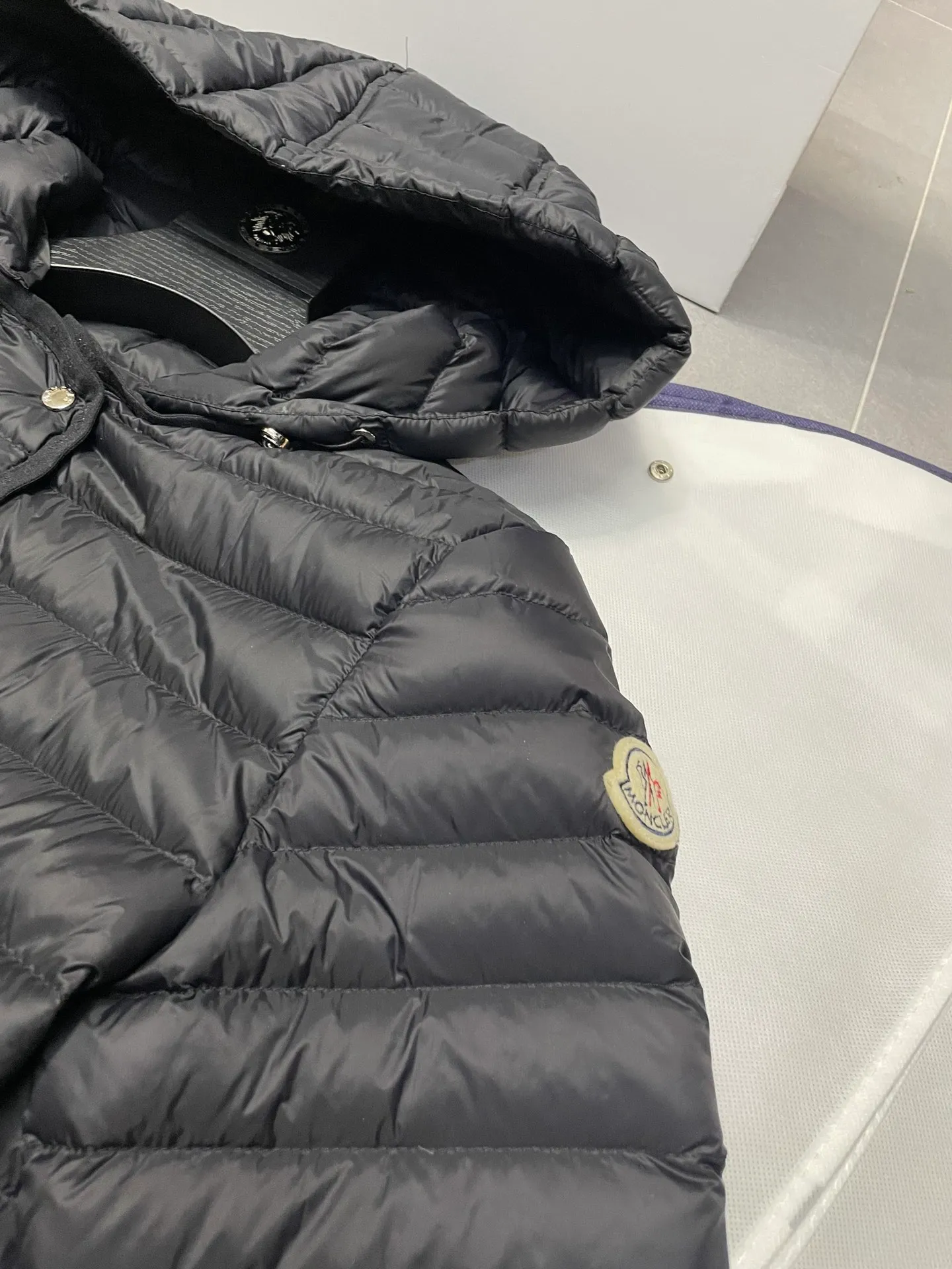 P760 Moncler recently launched OREDONNE women's mid-length slim belted goose down jacket. ✨Complete three labels, synchronized with counters ✨90% goose down filling ✨Slim-fitting waistband design, not picky. Milanese brand Moncler is a benchmark brand in the ski wear industry, and it knows the secret of keeping warm in cold weather. If you want proof, just wear an oredon parka jacket. Made from durable shell and filled with down for added warmth, the silhouette features a quilted and drawstring hood and an elasticated hem for extra protection on chilly days.  Moncler shell down jacket 100% polyamide; filling 90% down, 10% feather; lining 100% polyamide Concealed zip fastening at front Regular fit, drawstring hood, long sleeves, elasticated sleeves and hem, brand badge on sleeves, two front straight pockets with snap buttons, waistband with elasticated waistband, quilted pattern, branded silver Sizes: 0-3
