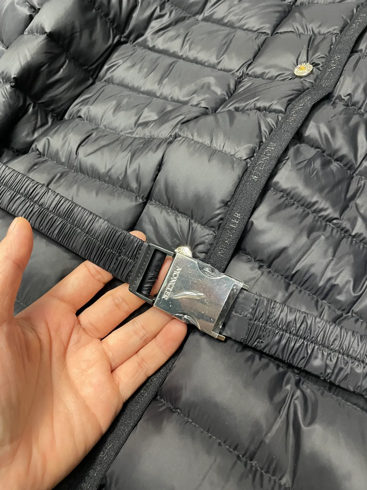 P760 Moncler recently launched OREDONNE women's mid-length slim belted goose down jacket. ✨Complete three labels, synchronized with counters ✨90% goose down filling ✨Slim-fitting waistband design, not picky. Milanese brand Moncler is a benchmark brand in the ski wear industry, and it knows the secret of keeping warm in cold weather. If you want proof, just wear an oredon parka jacket. Made from durable shell and filled with down for added warmth, the silhouette features a quilted and drawstring hood and an elasticated hem for extra protection on chilly days.  Moncler shell down jacket 100% polyamide; filling 90% down, 10% feather; lining 100% polyamide Concealed zip fastening at front Regular fit, drawstring hood, long sleeves, elasticated sleeves and hem, brand badge on sleeves, two front straight pockets with snap buttons, waistband with elasticated waistband, quilted pattern, branded silver Sizes: 0-3