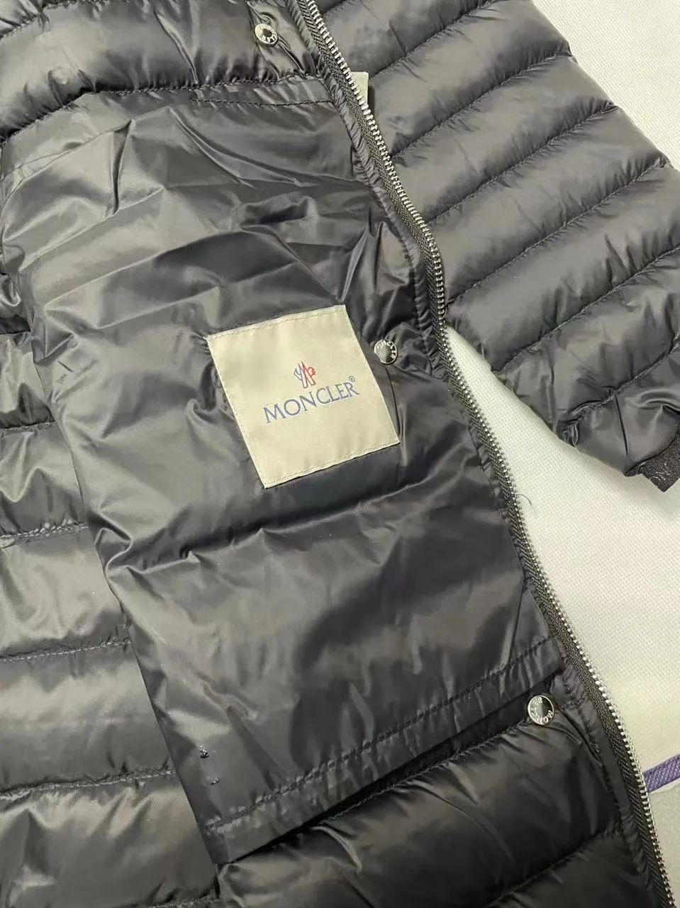 P760 Moncler recently launched OREDONNE women's mid-length slim belted goose down jacket. ✨Complete three labels, synchronized with counters ✨90% goose down filling ✨Slim-fitting waistband design, not picky. Milanese brand Moncler is a benchmark brand in the ski wear industry, and it knows the secret of keeping warm in cold weather. If you want proof, just wear an oredon parka jacket. Made from durable shell and filled with down for added warmth, the silhouette features a quilted and drawstring hood and an elasticated hem for extra protection on chilly days.  Moncler shell down jacket 100% polyamide; filling 90% down, 10% feather; lining 100% polyamide Concealed zip fastening at front Regular fit, drawstring hood, long sleeves, elasticated sleeves and hem, brand badge on sleeves, two front straight pockets with snap buttons, waistband with elasticated waistband, quilted pattern, branded silver Sizes: 0-3