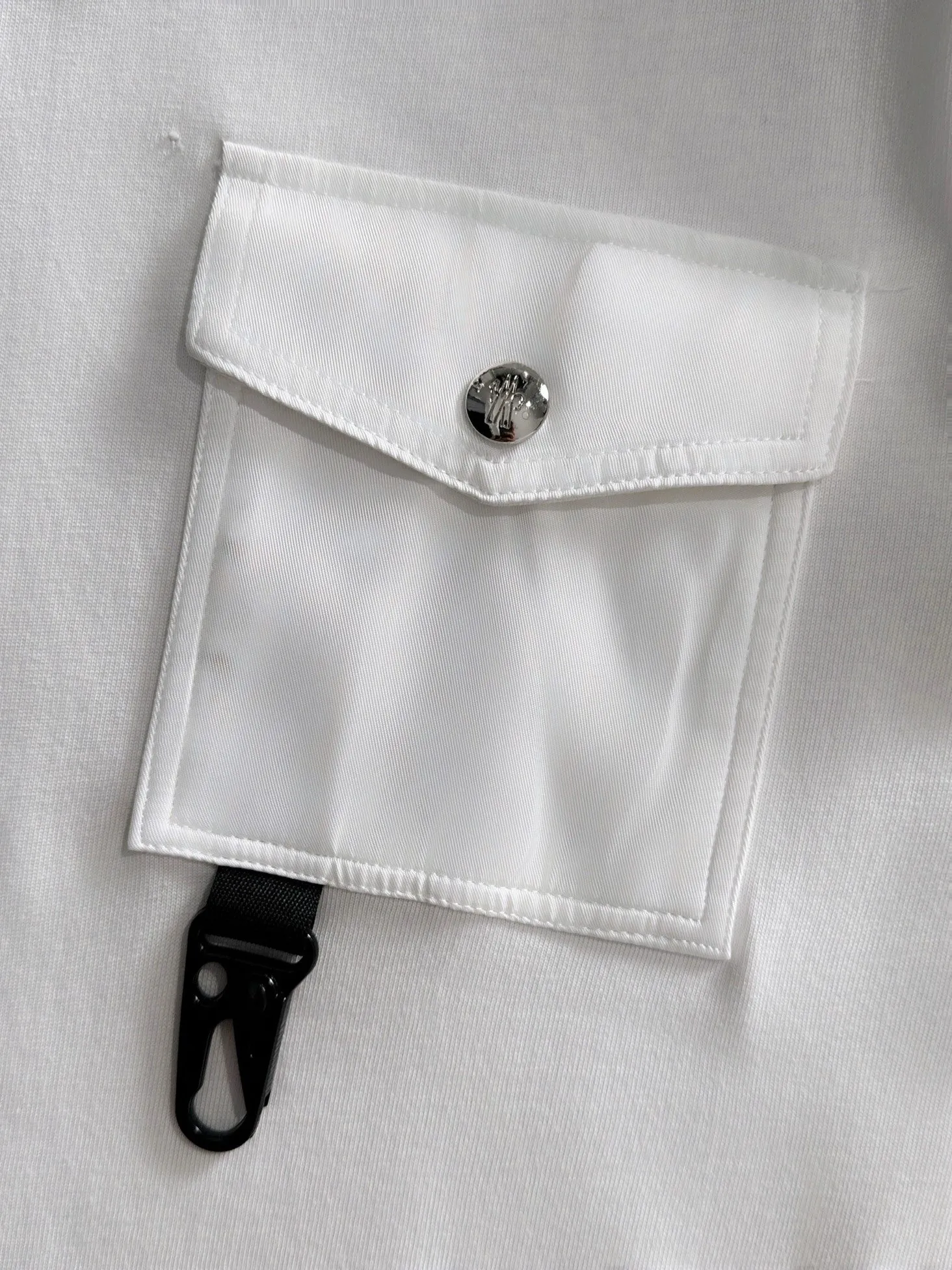 P190 MONCLER/muzzle Woven pocket splicing process Customized small logo Same style for men and women Pullover round neck long-sleeved T-shirt Brand classic Pure cotton fabric 2025ss official synchronization High version High quality Fashion personality Versatile trend Pure original quality Original fabric Hang tag Collar label Washed wheat Complete three labels Color: Black. White. Size: XS S M L