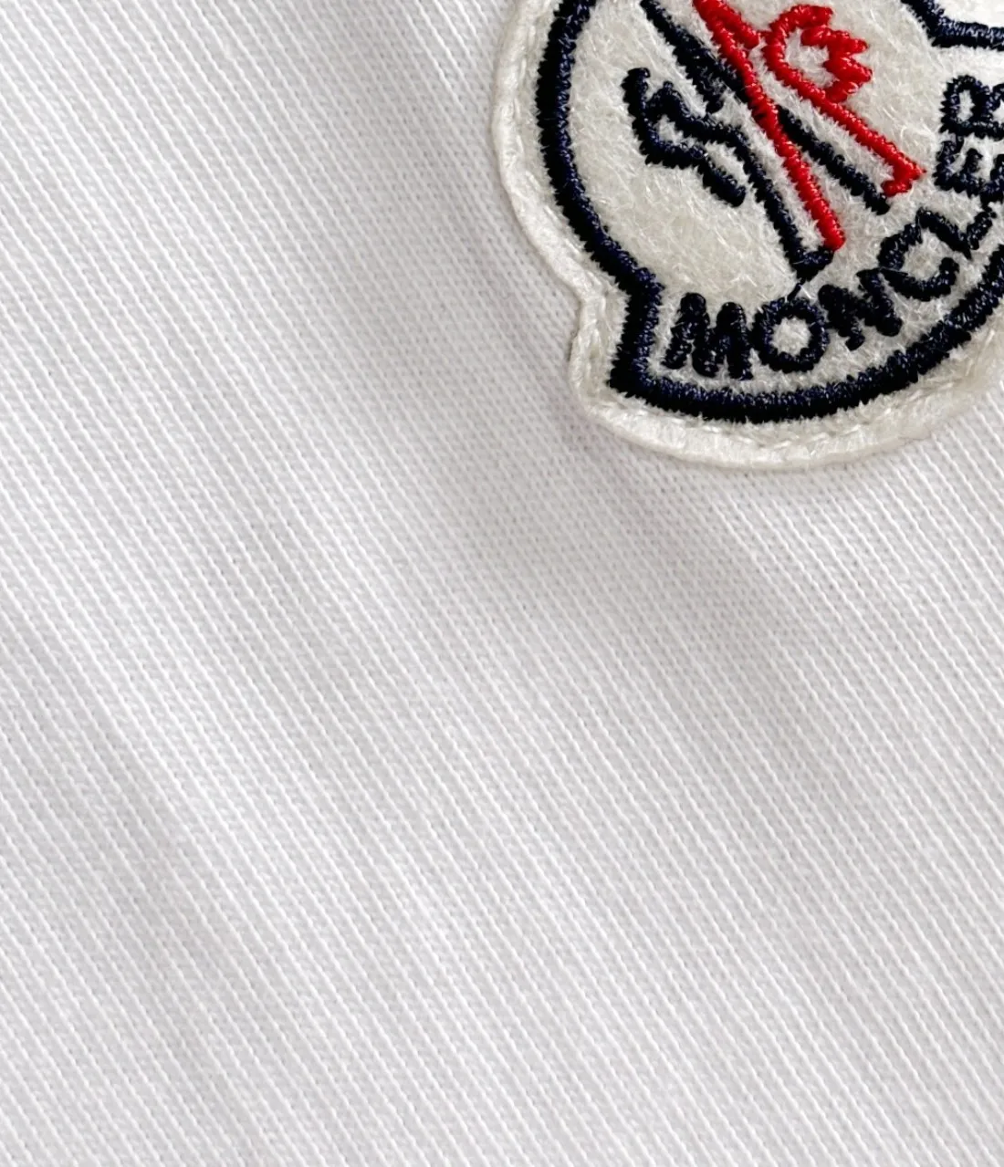 P190 MONCLER/muzzle Woven pocket splicing process Customized small logo Same style for men and women Pullover round neck long-sleeved T-shirt Brand classic Pure cotton fabric 2025ss official synchronization High version High quality Fashion personality Versatile trend Pure original quality Original fabric Hang tag Collar label Washed wheat Complete three labels Color: Black. White. Size: XS S M L