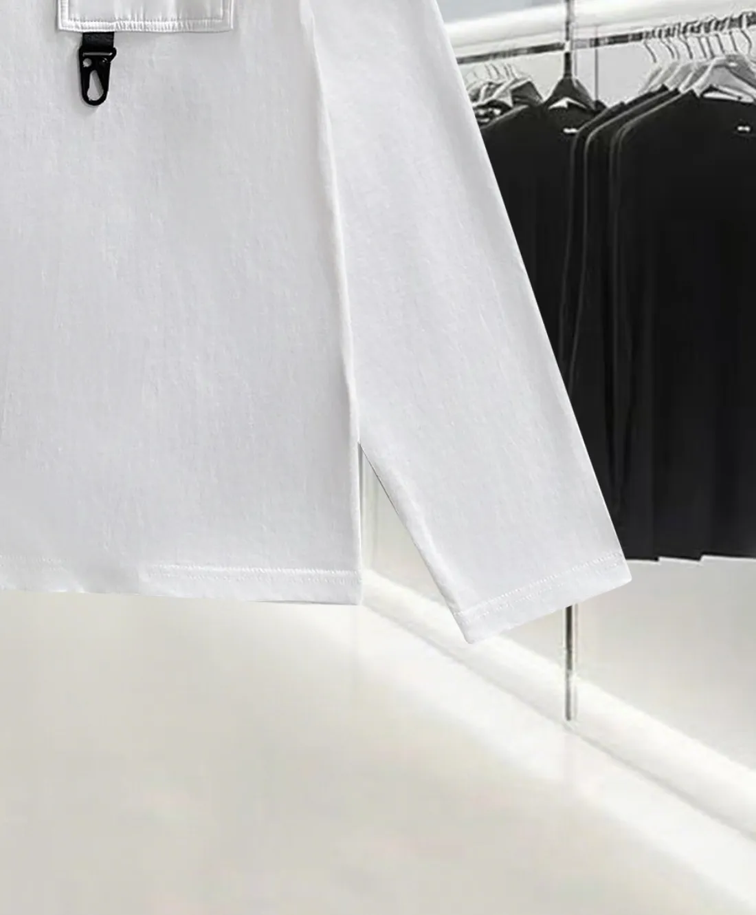 P190 MONCLER/muzzle Woven pocket splicing process Customized small logo Same style for men and women Pullover round neck long-sleeved T-shirt Brand classic Pure cotton fabric 2025ss official synchronization High version High quality Fashion personality Versatile trend Pure original quality Original fabric Hang tag Collar label Washed wheat Complete three labels Color: Black. White. Size: XS S M L