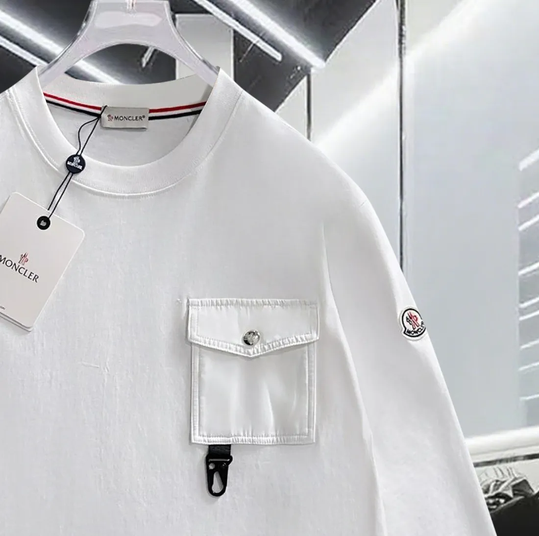 P190 MONCLER/muzzle Woven pocket splicing process Customized small logo Same style for men and women Pullover round neck long-sleeved T-shirt Brand classic Pure cotton fabric 2025ss official synchronization High version High quality Fashion personality Versatile trend Pure original quality Original fabric Hang tag Collar label Washed wheat Complete three labels Color: Black. White. Size: XS S M L
