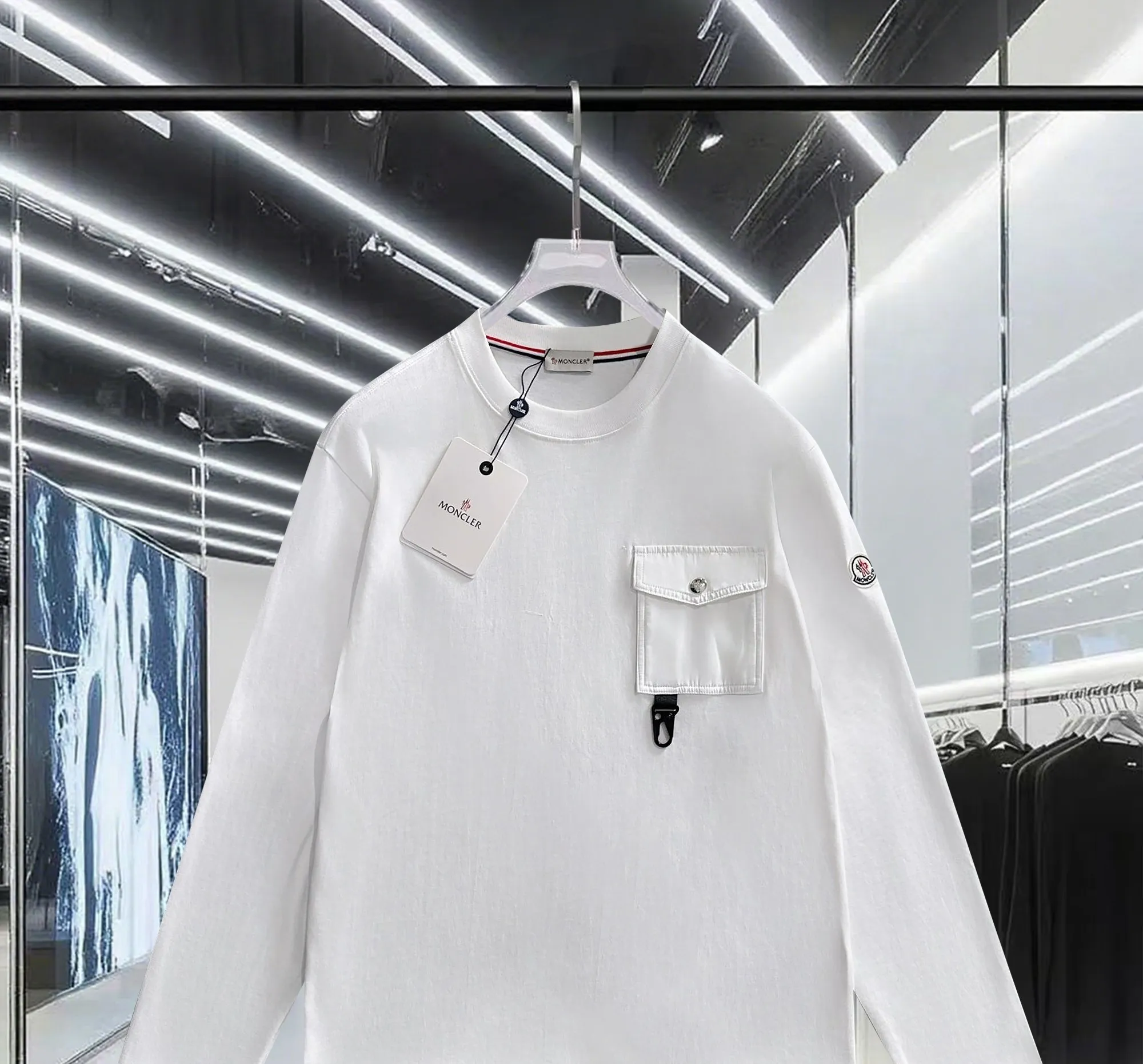 P190 MONCLER/muzzle Woven pocket splicing process Customized small logo Same style for men and women Pullover round neck long-sleeved T-shirt Brand classic Pure cotton fabric 2025ss official synchronization High version High quality Fashion personality Versatile trend Pure original quality Original fabric Hang tag Collar label Washed wheat Complete three labels Color: Black. White. Size: XS S M L