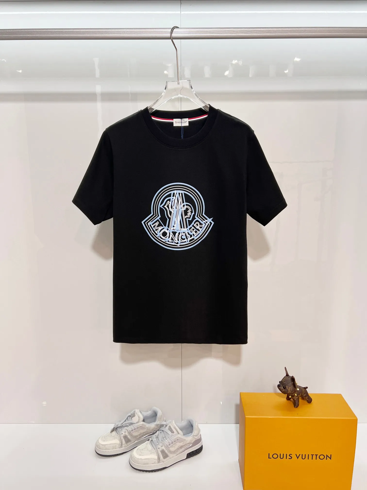 P150 MONCLER/Muzzled 300g pure cotton round neck short-sleeved T-shirt Brand classic Ghost offset letter LOGO embossing process 2025ss official synchronization High version High quality Fashion personality Versatile trend Pure original quality Original fabric Hang tag Collar label Washed wheat Complete three standards Color: Black. White. Size: S M L XL XXL