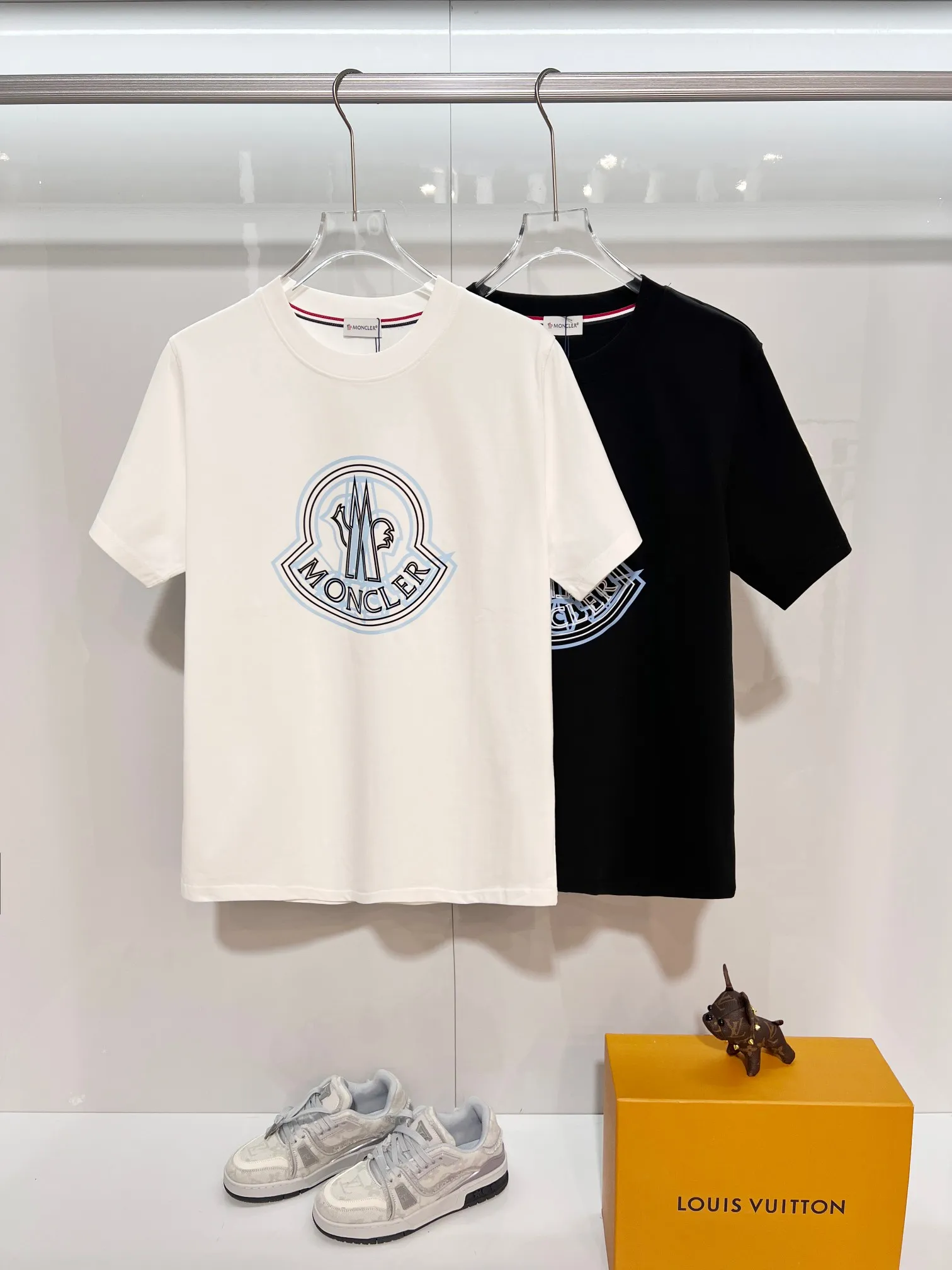 P150 MONCLER/Muzzled 300g pure cotton round neck short-sleeved T-shirt Brand classic Ghost offset letter LOGO embossing process 2025ss official synchronization High version High quality Fashion personality Versatile trend Pure original quality Original fabric Hang tag Collar label Washed wheat Complete three standards Color: Black. White. Size: S M L XL XXL