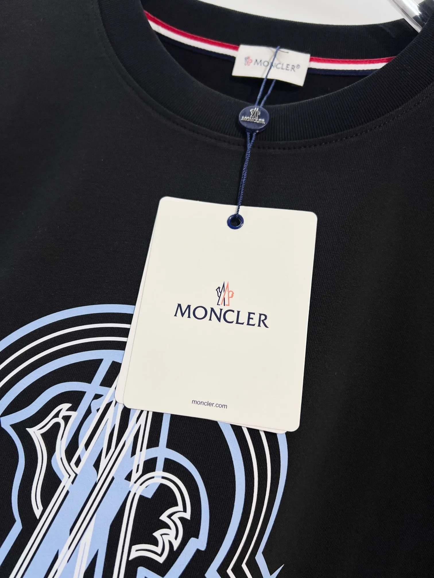 P150 MONCLER/Muzzled 300g pure cotton round neck short-sleeved T-shirt Brand classic Ghost offset letter LOGO embossing process 2025ss official synchronization High version High quality Fashion personality Versatile trend Pure original quality Original fabric Hang tag Collar label Washed wheat Complete three standards Color: Black. White. Size: S M L XL XXL