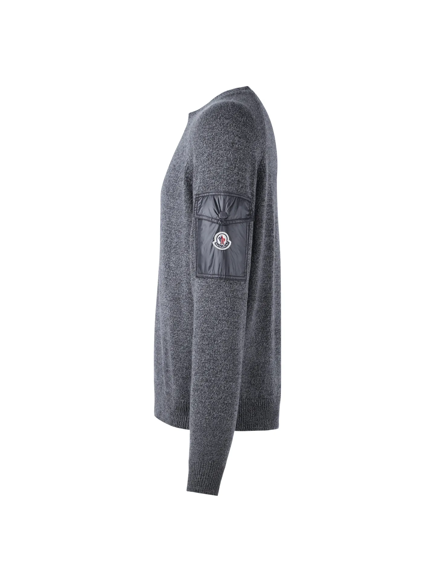 P390 MONCLER round neck long-sleeved wool and cashmere sweater ●Authentic 6950 purchase and development ●30% wool double-ply blended wool ●Custom-dyed nylon windbreaker material ●Using Japanese imported loom (silver flute) seven needles ●Wool enzyme washing ●Template embroidery ●Customized 1:1 chapter ●Customized 1:1 buttons ●Customized 1:1 trademark ●Fit version ●Size: S M L XL ●Style number: 25307 ●Dry cleaning is recommended (this product is made of wool and is not easy to machine wash)