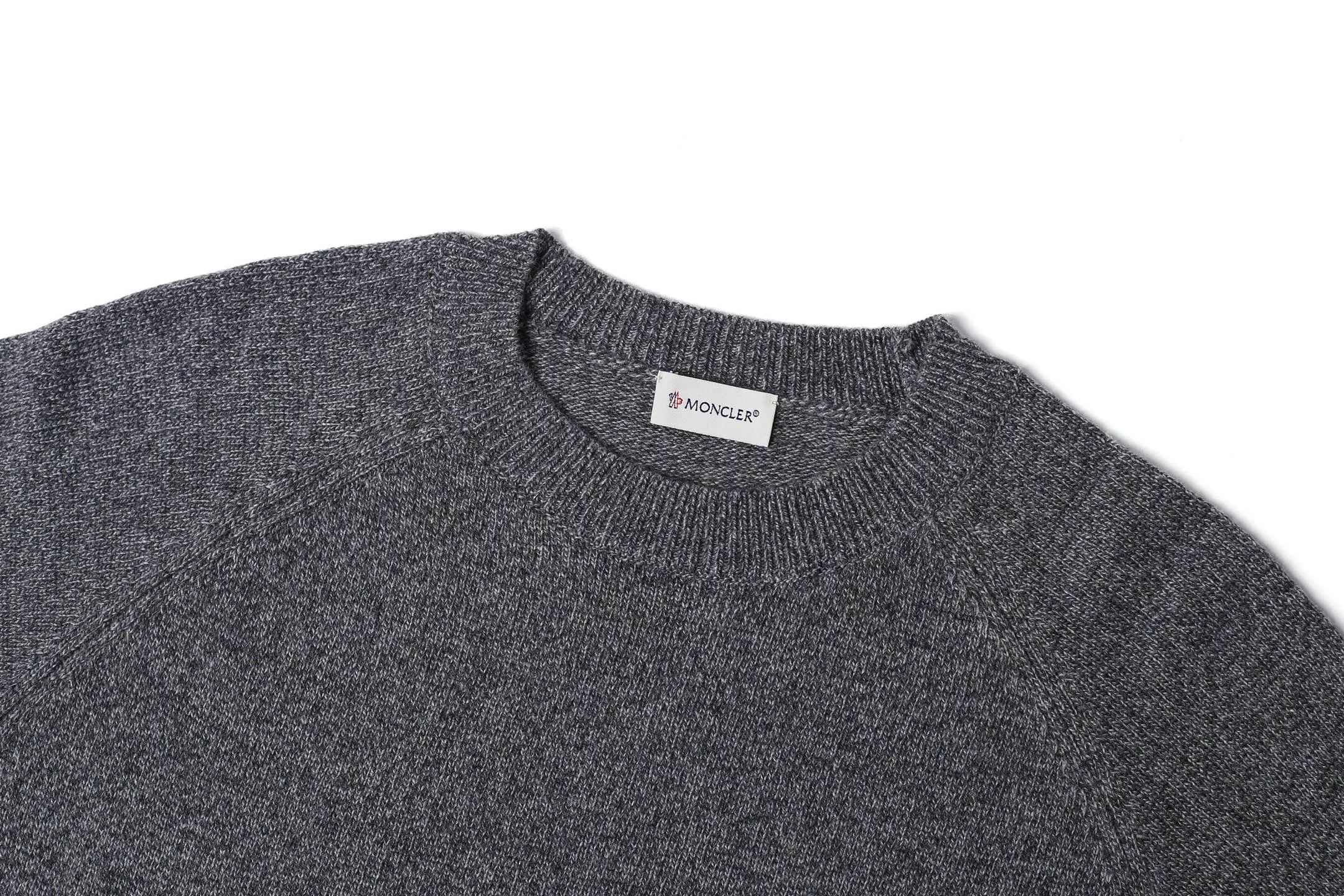 P390 MONCLER round neck long-sleeved wool and cashmere sweater ●Authentic 6950 purchase and development ●30% wool double-ply blended wool ●Custom-dyed nylon windbreaker material ●Using Japanese imported loom (silver flute) seven needles ●Wool enzyme washing ●Template embroidery ●Customized 1:1 chapter ●Customized 1:1 buttons ●Customized 1:1 trademark ●Fit version ●Size: S M L XL ●Style number: 25307 ●Dry cleaning is recommended (this product is made of wool and is not easy to machine wash)