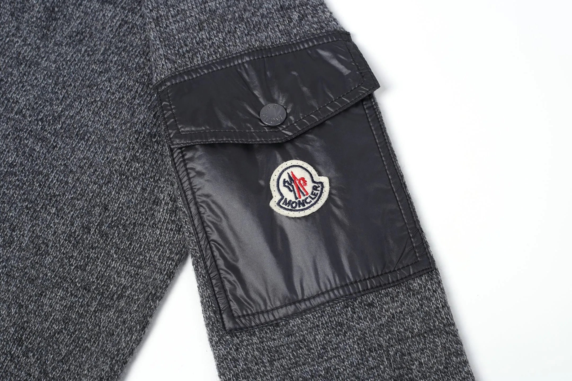 P390 MONCLER round neck long-sleeved wool and cashmere sweater ●Authentic 6950 purchase and development ●30% wool double-ply blended wool ●Custom-dyed nylon windbreaker material ●Using Japanese imported loom (silver flute) seven needles ●Wool enzyme washing ●Template embroidery ●Customized 1:1 chapter ●Customized 1:1 buttons ●Customized 1:1 trademark ●Fit version ●Size: S M L XL ●Style number: 25307 ●Dry cleaning is recommended (this product is made of wool and is not easy to machine wash)