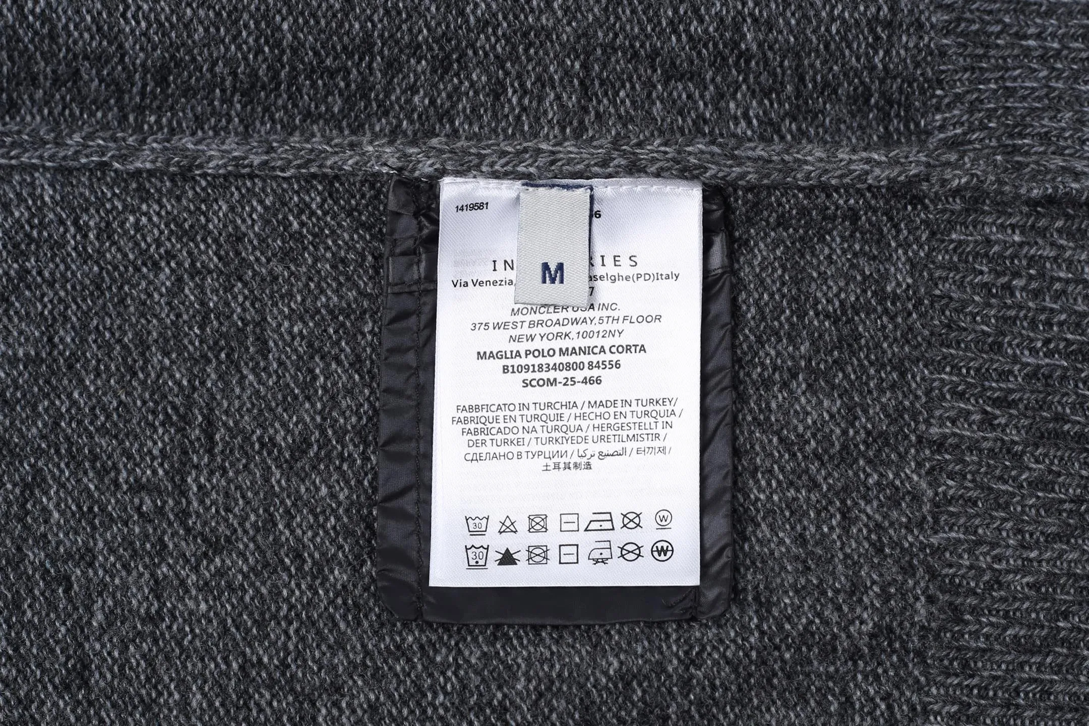 P390 MONCLER round neck long-sleeved wool and cashmere sweater ●Authentic 6950 purchase and development ●30% wool double-ply blended wool ●Custom-dyed nylon windbreaker material ●Using Japanese imported loom (silver flute) seven needles ●Wool enzyme washing ●Template embroidery ●Customized 1:1 chapter ●Customized 1:1 buttons ●Customized 1:1 trademark ●Fit version ●Size: S M L XL ●Style number: 25307 ●Dry cleaning is recommended (this product is made of wool and is not easy to machine wash)