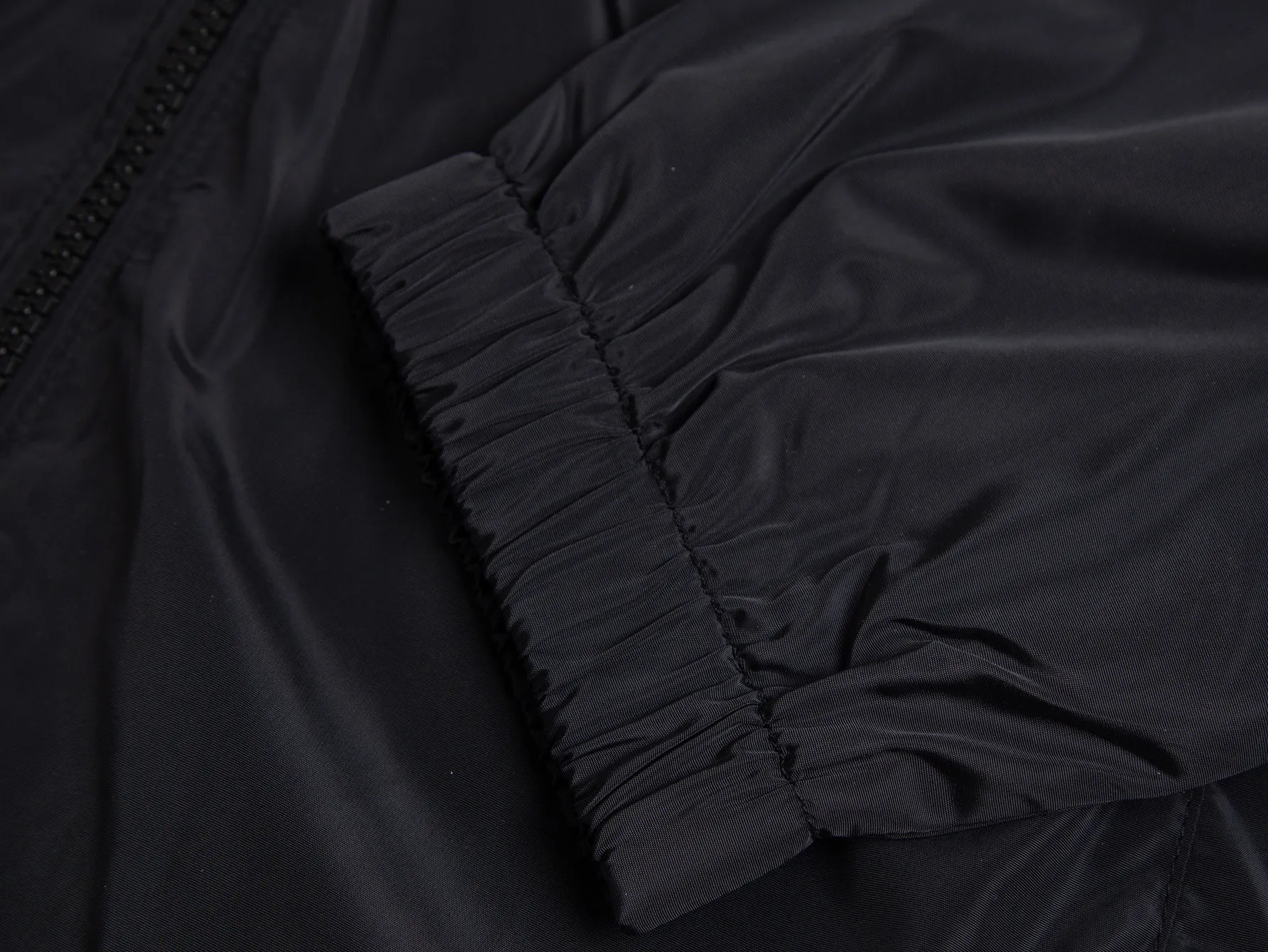 P520 ZP version) - Moncler's official website classic model is new. Letter jacquard hooded windbreaker jacket is the same for men and women - YB molded fabric details are the same. Full set of accessories customized to distinguish the market currency. Welcome to compare - Color black white - Code number 1 2 3 4 5