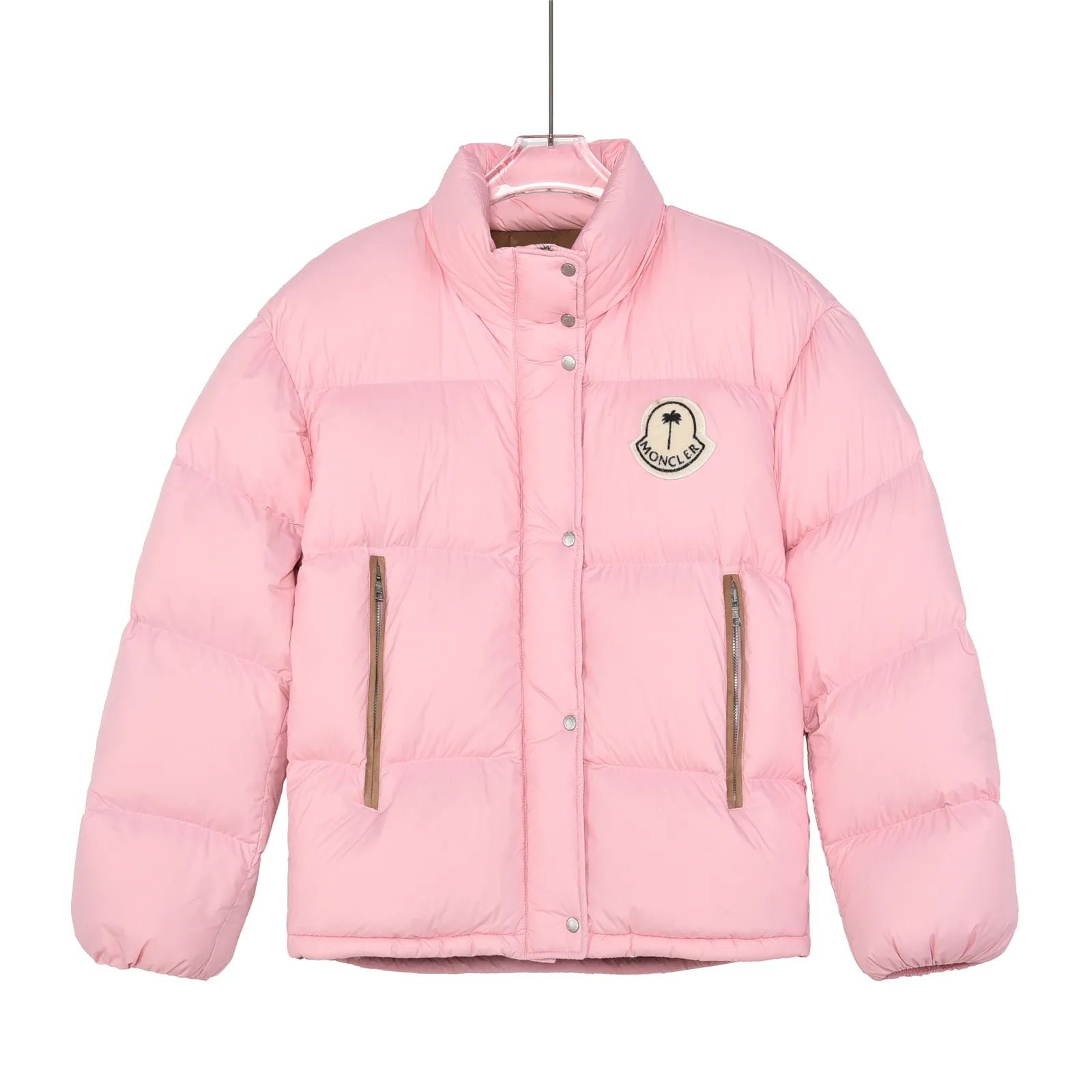 P1580 Mouth Angels joint limited edition large label down jacket #Monger Full of American retro style! ⚠️Short style with small stand-up collar, waterproof and anti-fouling fabric, 95 white duck down filling, the upper body is not heavy and warm, classic and timeless! On the chest is the joint logo of the two major brands, which is very special. Another design point is the zippers on the left and right sides, which are stitched with leather, which is very textured! If you look closely, you can see that even the steel seal on the zipper is the joint logo of the two brands. The whole thing is really full of sincerity!  SIZE:1# 2# 3# 4# 5# 6# [Details attached are size chart]