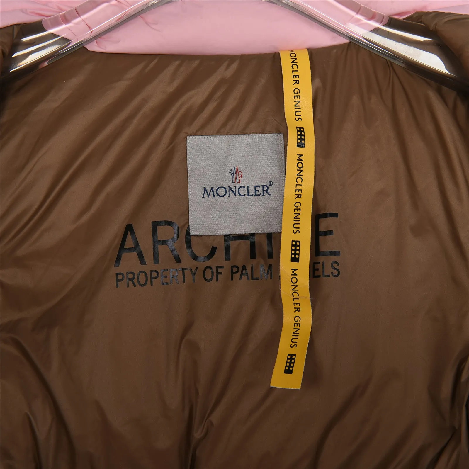 P1580 Mouth Angels joint limited edition large label down jacket #Monger Full of American retro style! ⚠️Short style with small stand-up collar, waterproof and anti-fouling fabric, 95 white duck down filling, the upper body is not heavy and warm, classic and timeless! On the chest is the joint logo of the two major brands, which is very special. Another design point is the zippers on the left and right sides, which are stitched with leather, which is very textured! If you look closely, you can see that even the steel seal on the zipper is the joint logo of the two brands. The whole thing is really full of sincerity!  SIZE:1# 2# 3# 4# 5# 6# [Details attached are size chart]