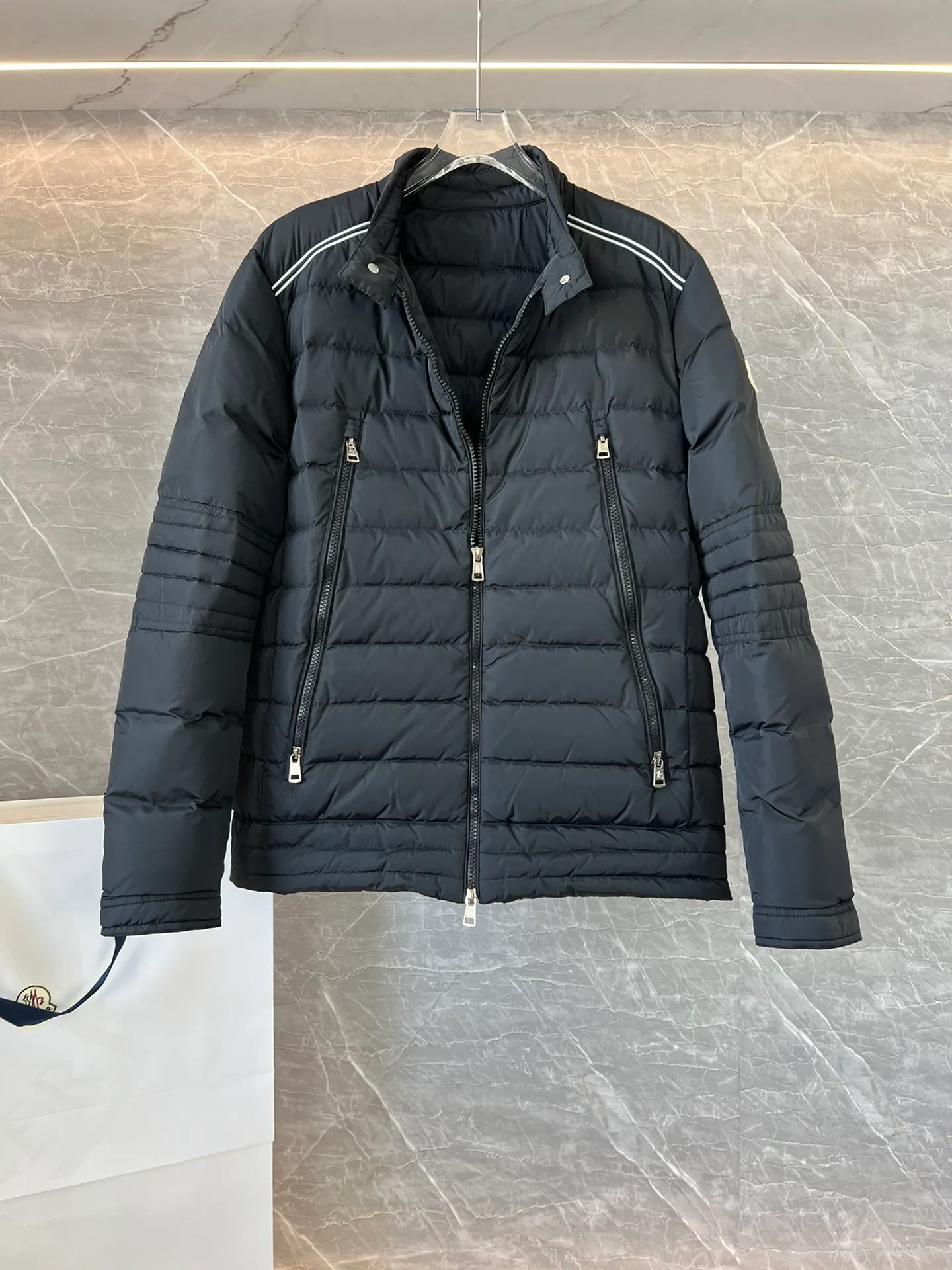 P800 hot item⬆️Moncler new fall and winter product perial men's short down jacket jacket 90 white duck down!  The Perial short down jacket is the epitome of avant-garde menswear, crafted from functional fabrics and featuring a striking design.  The Perial short down jacket is inspired by deep-sea exploration, with wavy quilting that resembles dynamic fish scales in the water. Made of water-repellent woven fabric that's both lightweight and warm. The shoulder line design has certain characteristics~ Size: 1-5.