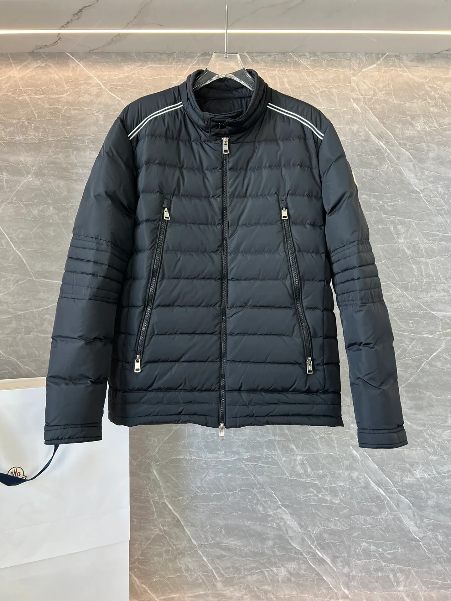 P800 hot item⬆️Moncler new fall and winter product perial men's short down jacket jacket 90 white duck down!  The Perial short down jacket is the epitome of avant-garde menswear, crafted from functional fabrics and featuring a striking design.  The Perial short down jacket is inspired by deep-sea exploration, with wavy quilting that resembles dynamic fish scales in the water. Made of water-repellent woven fabric that's both lightweight and warm. The shoulder line design has certain characteristics~ Size: 1-5.