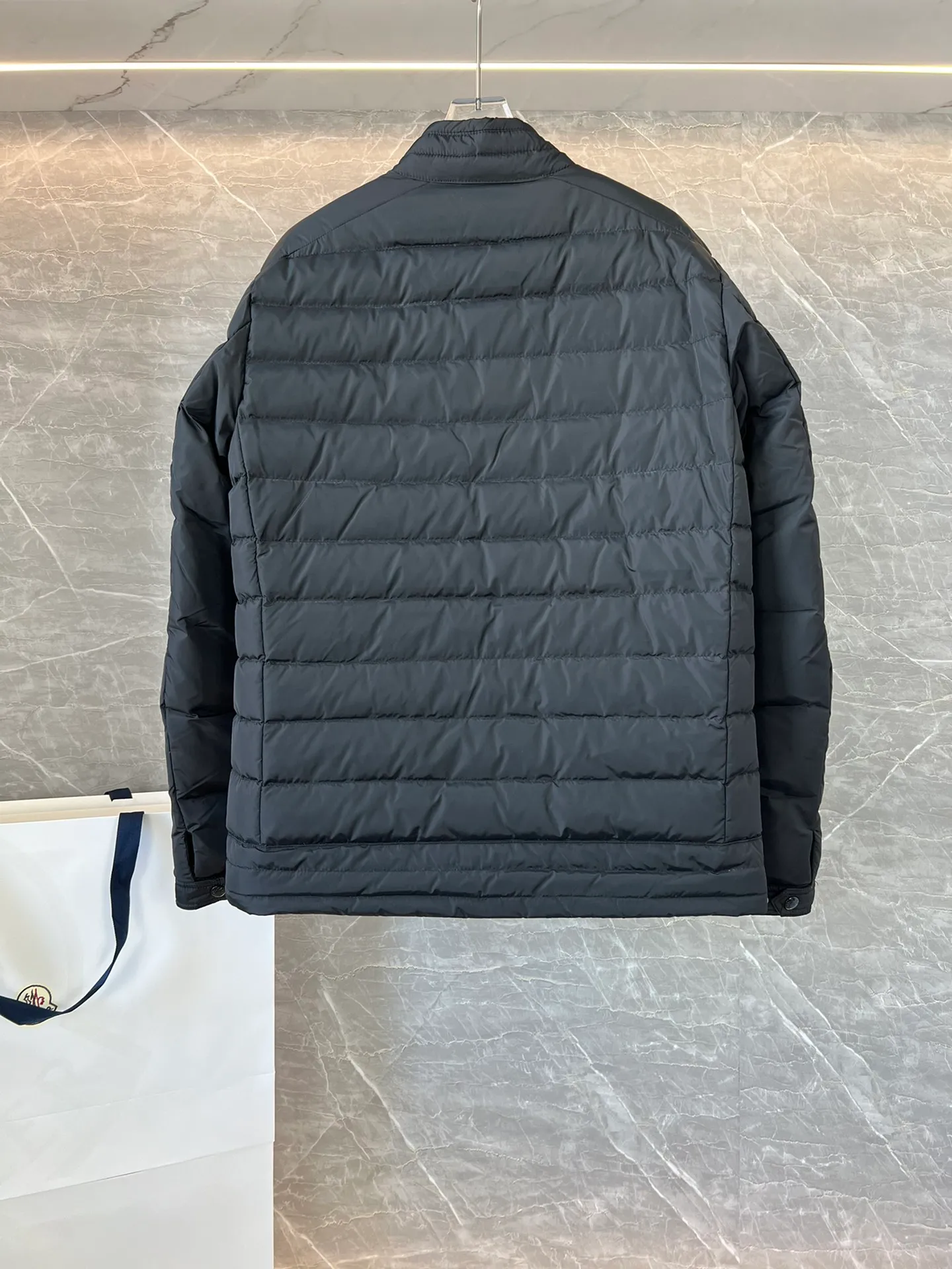P800 hot item⬆️Moncler new fall and winter product perial men's short down jacket jacket 90 white duck down!  The Perial short down jacket is the epitome of avant-garde menswear, crafted from functional fabrics and featuring a striking design.  The Perial short down jacket is inspired by deep-sea exploration, with wavy quilting that resembles dynamic fish scales in the water. Made of water-repellent woven fabric that's both lightweight and warm. The shoulder line design has certain characteristics~ Size: 1-5.