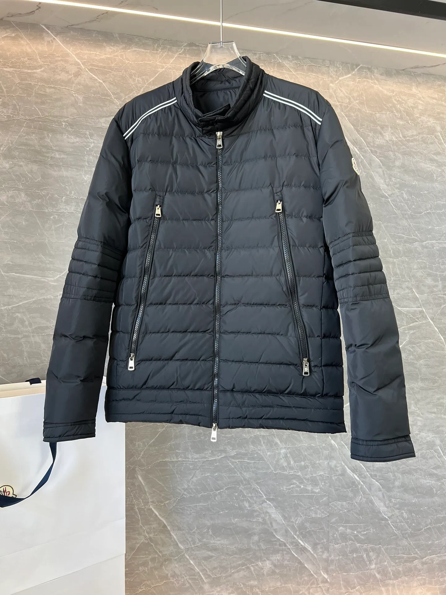 P800 hot item⬆️Moncler new fall and winter product perial men's short down jacket jacket 90 white duck down!  The Perial short down jacket is the epitome of avant-garde menswear, crafted from functional fabrics and featuring a striking design.  The Perial short down jacket is inspired by deep-sea exploration, with wavy quilting that resembles dynamic fish scales in the water. Made of water-repellent woven fabric that's both lightweight and warm. The shoulder line design has certain characteristics~ Size: 1-5.