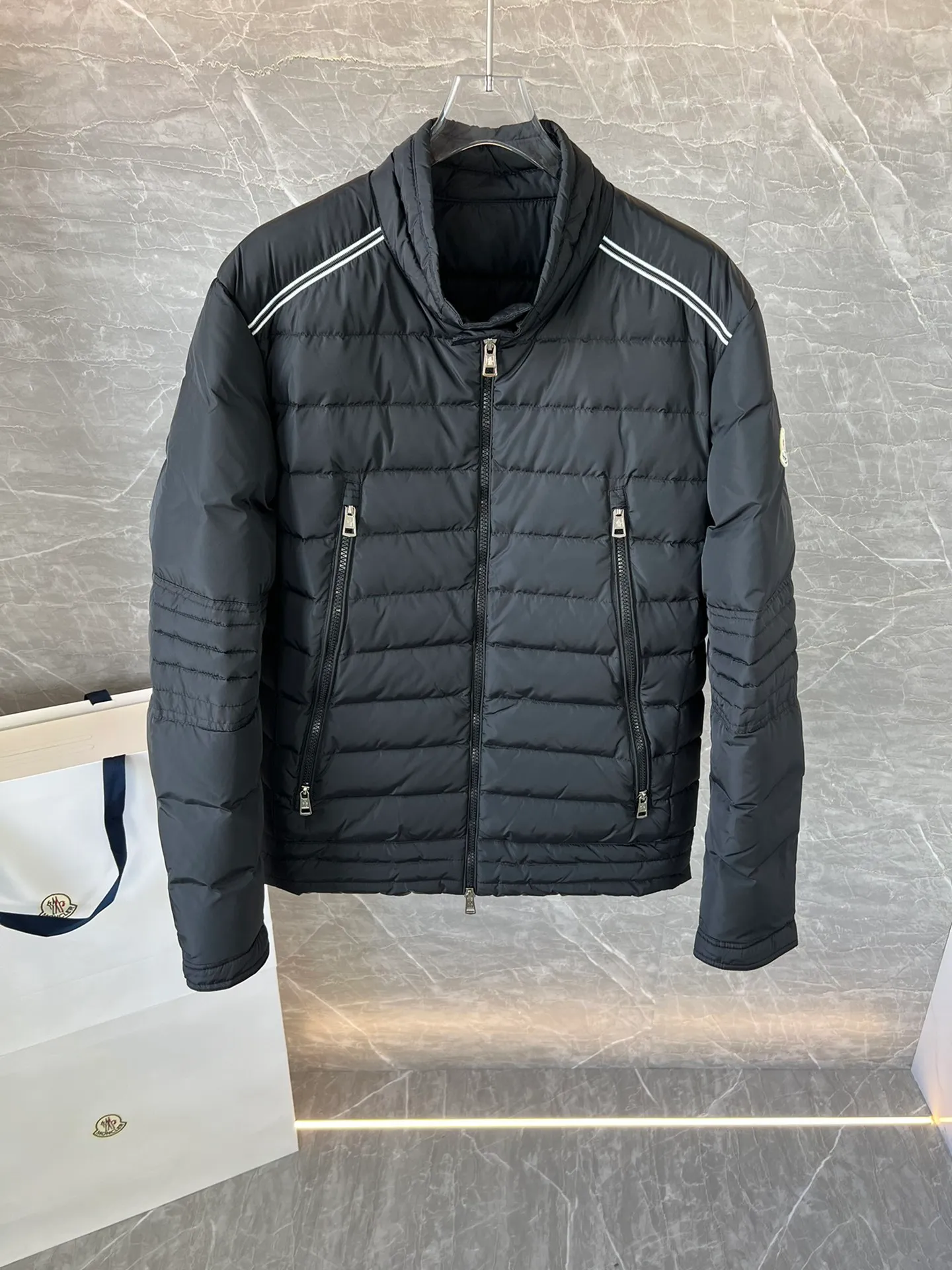 P800 hot item⬆️Moncler new fall and winter product perial men's short down jacket jacket 90 white duck down!  The Perial short down jacket is the epitome of avant-garde menswear, crafted from functional fabrics and featuring a striking design.  The Perial short down jacket is inspired by deep-sea exploration, with wavy quilting that resembles dynamic fish scales in the water. Made of water-repellent woven fabric that's both lightweight and warm. The shoulder line design has certain characteristics~ Size: 1-5.