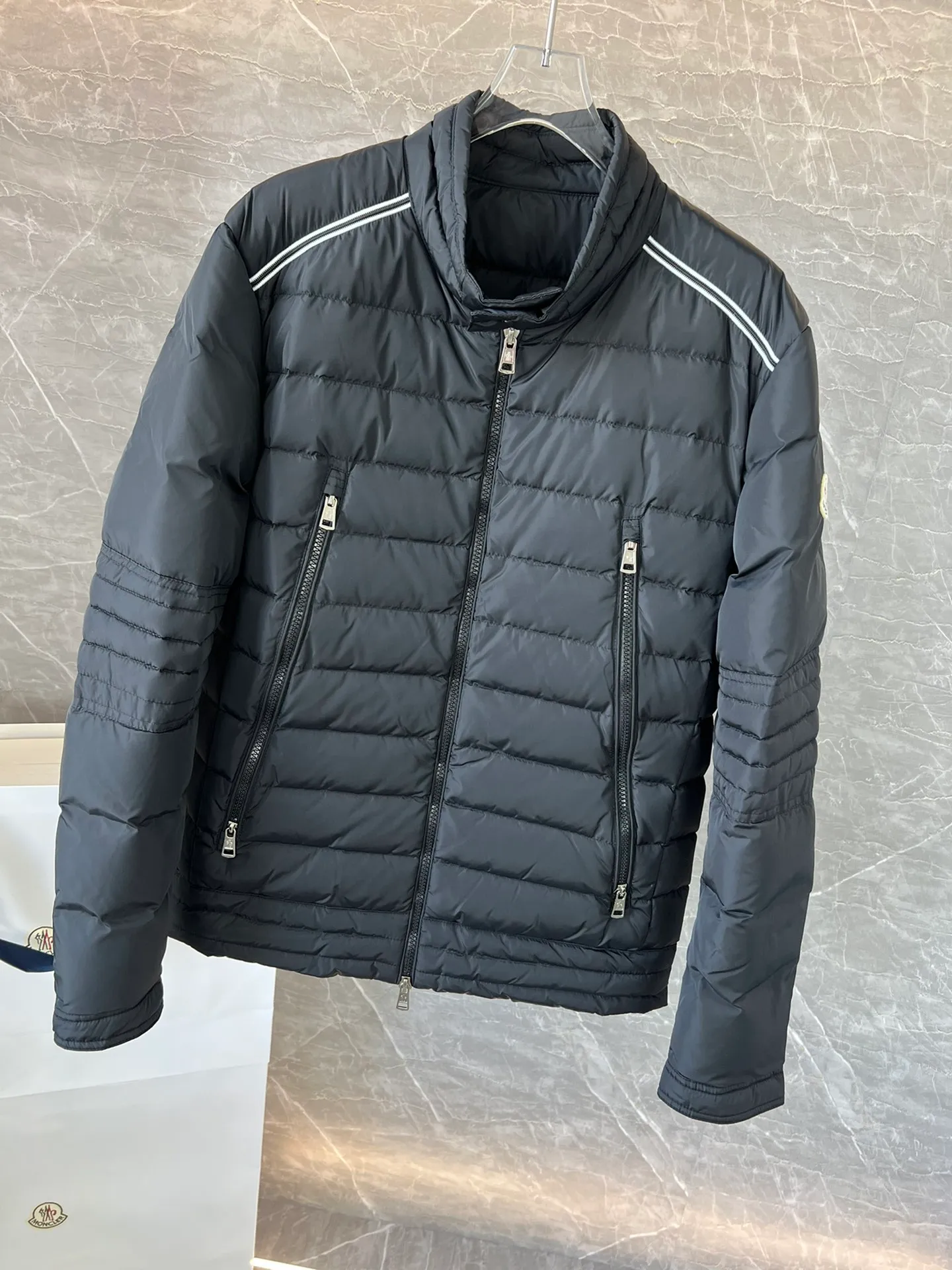 P800 hot item⬆️Moncler new fall and winter product perial men's short down jacket jacket 90 white duck down!  The Perial short down jacket is the epitome of avant-garde menswear, crafted from functional fabrics and featuring a striking design.  The Perial short down jacket is inspired by deep-sea exploration, with wavy quilting that resembles dynamic fish scales in the water. Made of water-repellent woven fabric that's both lightweight and warm. The shoulder line design has certain characteristics~ Size: 1-5.