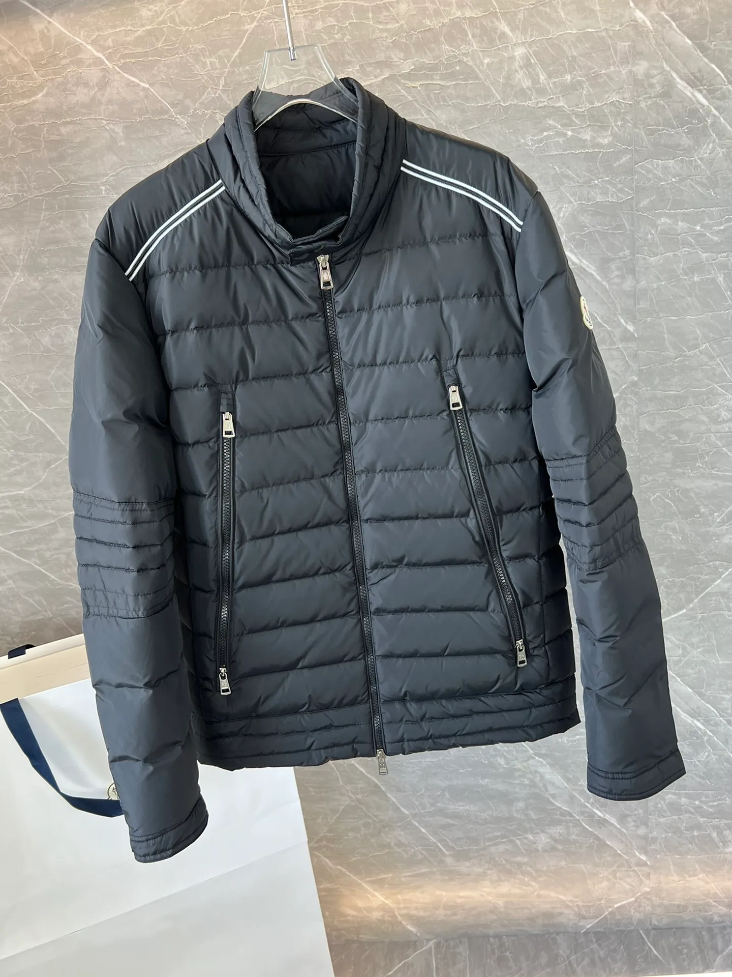P800 hot item⬆️Moncler new fall and winter product perial men's short down jacket jacket 90 white duck down!  The Perial short down jacket is the epitome of avant-garde menswear, crafted from functional fabrics and featuring a striking design.  The Perial short down jacket is inspired by deep-sea exploration, with wavy quilting that resembles dynamic fish scales in the water. Made of water-repellent woven fabric that's both lightweight and warm. The shoulder line design has certain characteristics~ Size: 1-5.