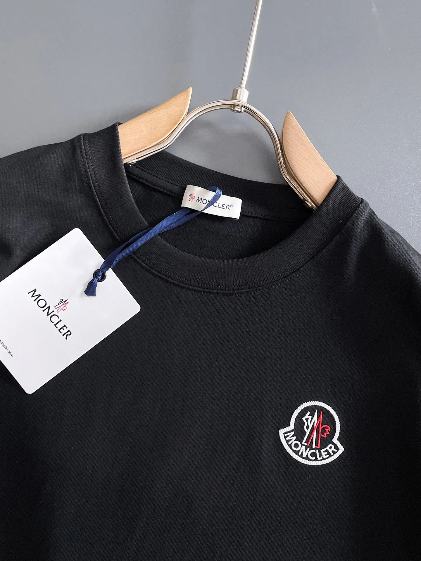 P190 💎MONCLER selects 340 grams of customized fabrics, high weight [top quality], special embroidery technology + customized seal embellishment, same style for men and women. Size: S M L XL XXL Color: Black White