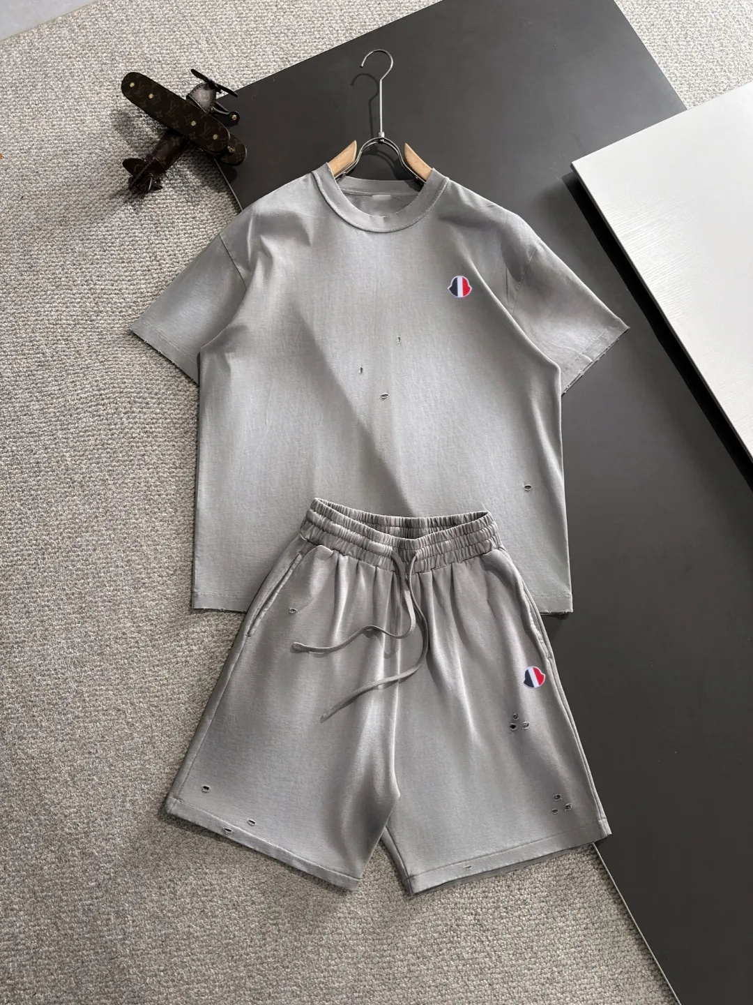Next day shipping P460 MONCLER/Mongolian high quality 2025 spring and summer new casual heavy industry suit exclusively developed by yb! High quality production! Imported custom-made fabrics for foreign orders, with high breathability and comfort, impeccable details, brand element design concept, delicate and soft feel! It presents a casual cut and the upper body shape is great! On sale simultaneously on the official website! From a high-end men's positioning brand, the low-key luxury taste is irresistible! Exquisite workmanship and impeccable quality! The overall style is simple, fashionable and timeless, fully meeting the requirements of stylish and tasteful dressing! Size: S-XXL