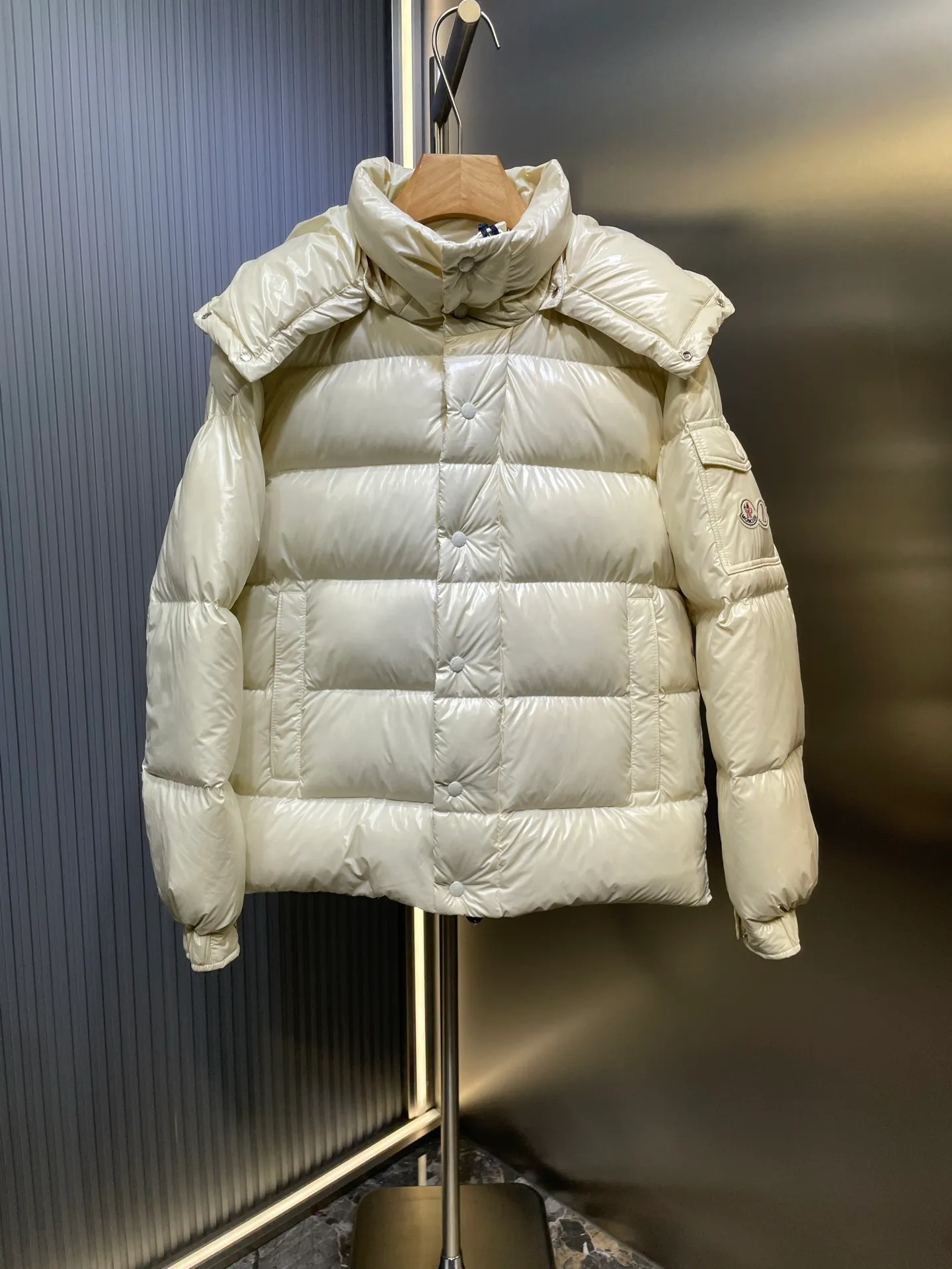 P1080 moncler special 🌟Highest quality Moncler Maya 70 winter short style. Goose down filled version. Moncler down is specially designed to celebrate the brand's 70th anniversary and is made of metallic nylon. Adhering to tradition and embracing innovation, Moncler Maya 70 combines the real world with the digital realm. This icon is interpreted in metallic colors and is available in limited edition Size: 1-5 Couple size