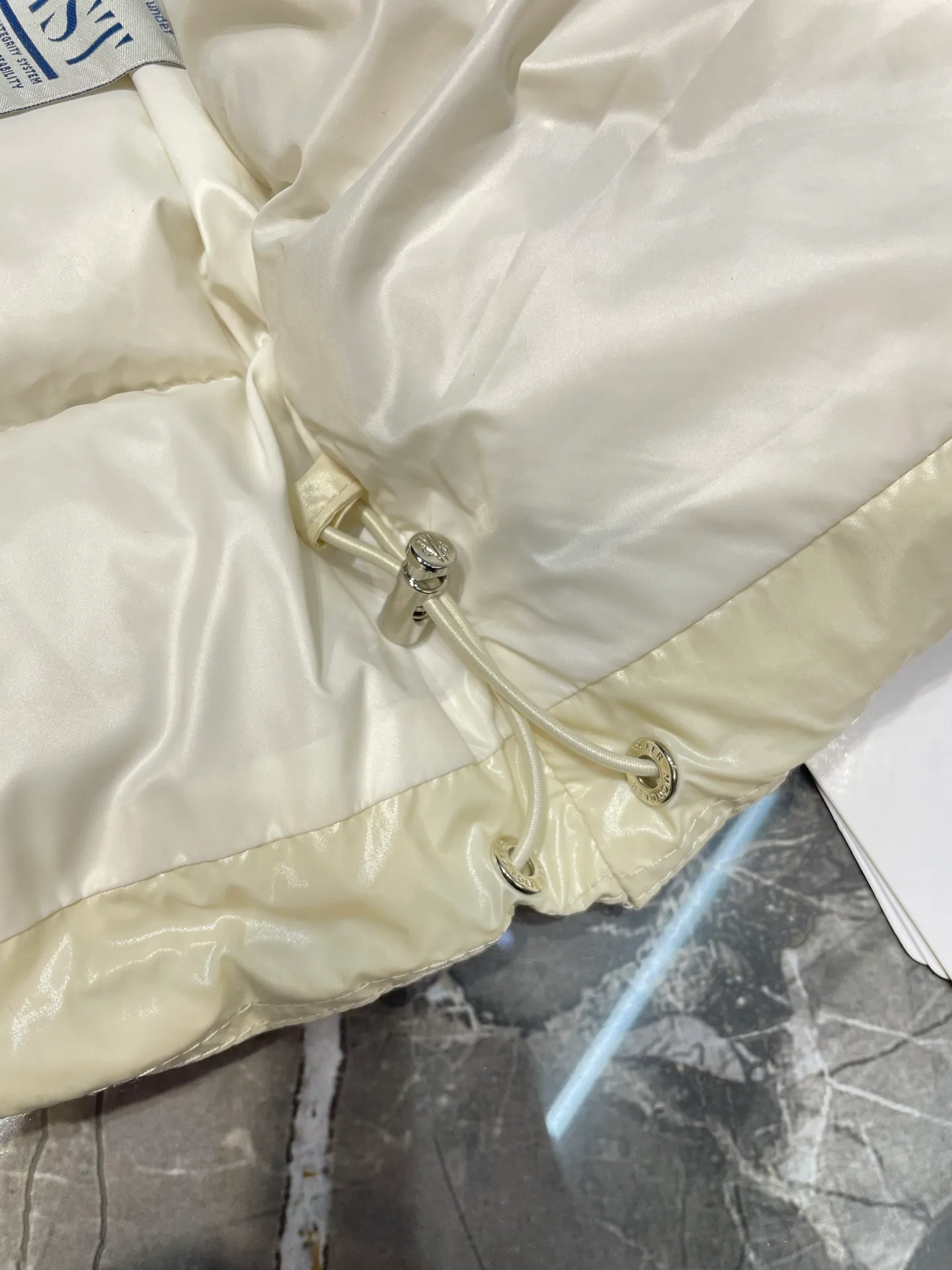P1080 moncler special 🌟Highest quality Moncler Maya 70 winter short style. Goose down filled version. Moncler down is specially designed to celebrate the brand's 70th anniversary and is made of metallic nylon. Adhering to tradition and embracing innovation, Moncler Maya 70 combines the real world with the digital realm. This icon is interpreted in metallic colors and is available in limited edition Size: 1-5 Couple size