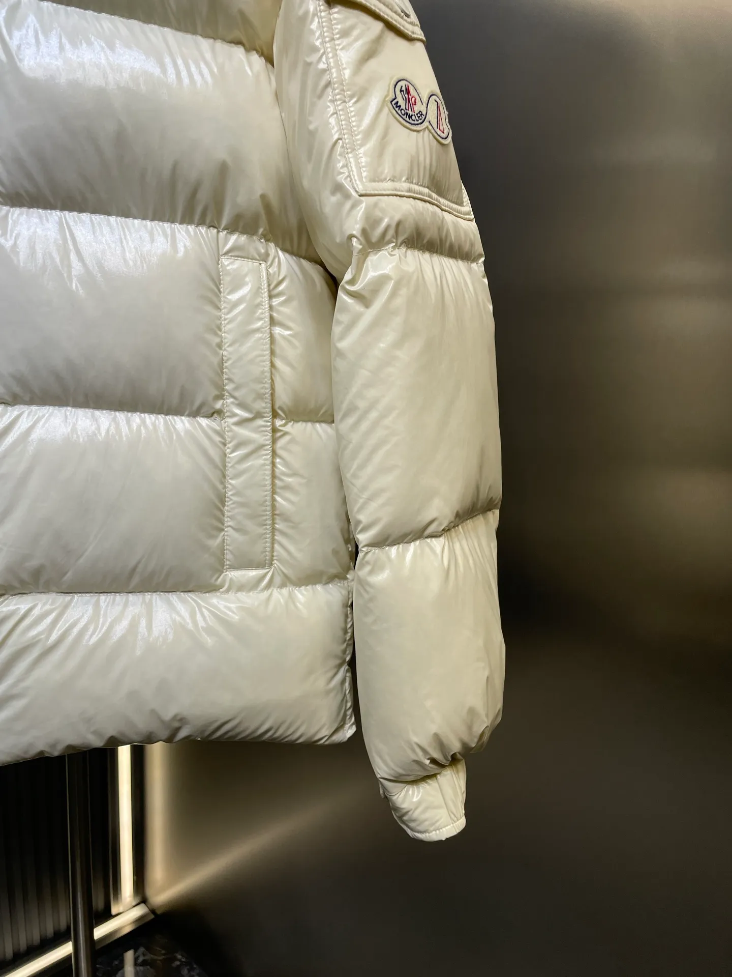 P1080 moncler special 🌟Highest quality Moncler Maya 70 winter short style. Goose down filled version. Moncler down is specially designed to celebrate the brand's 70th anniversary and is made of metallic nylon. Adhering to tradition and embracing innovation, Moncler Maya 70 combines the real world with the digital realm. This icon is interpreted in metallic colors and is available in limited edition Size: 1-5 Couple size