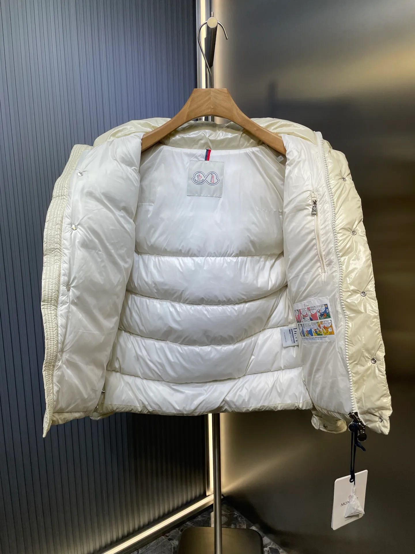 P1080 moncler special 🌟Highest quality Moncler Maya 70 winter short style. Goose down filled version. Moncler down is specially designed to celebrate the brand's 70th anniversary and is made of metallic nylon. Adhering to tradition and embracing innovation, Moncler Maya 70 combines the real world with the digital realm. This icon is interpreted in metallic colors and is available in limited edition Size: 1-5 Couple size