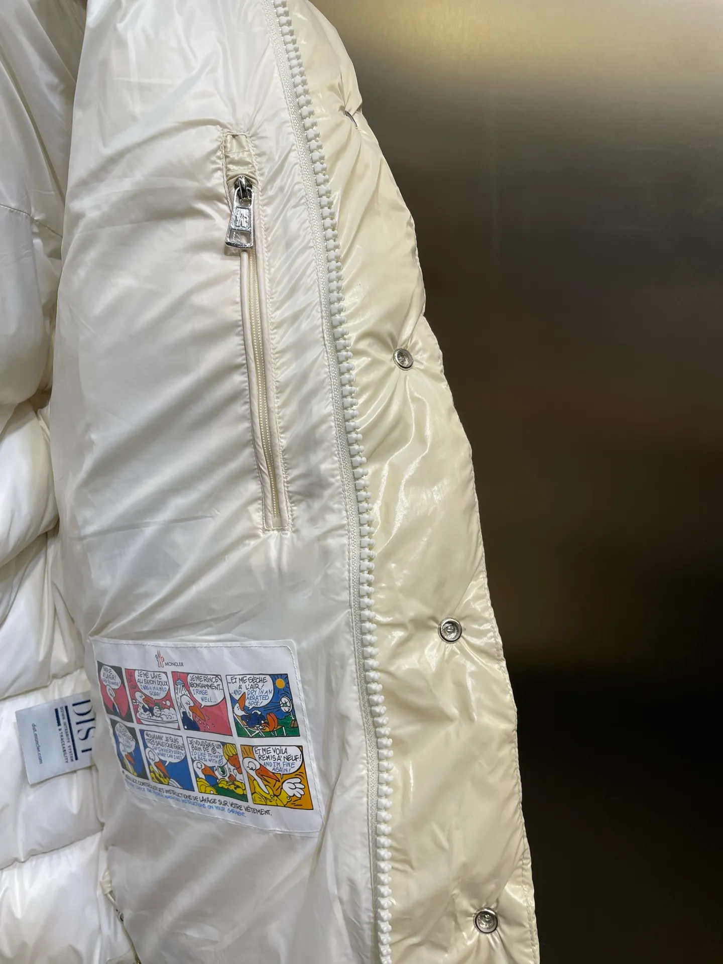 P1080 moncler special 🌟Highest quality Moncler Maya 70 winter short style. Goose down filled version. Moncler down is specially designed to celebrate the brand's 70th anniversary and is made of metallic nylon. Adhering to tradition and embracing innovation, Moncler Maya 70 combines the real world with the digital realm. This icon is interpreted in metallic colors and is available in limited edition Size: 1-5 Couple size