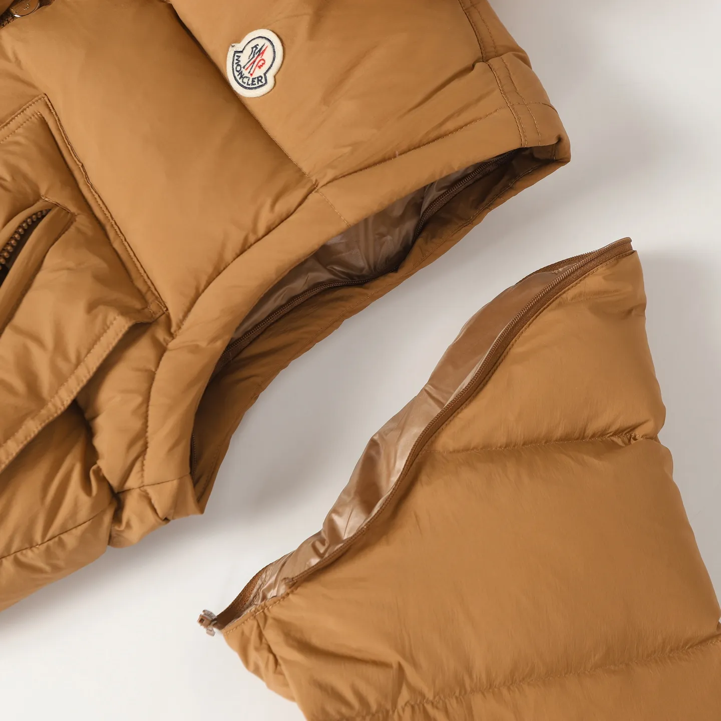 P900 MONCLER/Mask 25ss new detachable vest down jacket is made of custom-made YB imported windproof and waterproof nylon material. The craftsmanship is restored and the material is upgraded to improve the cold protection function in autumn and winter. Filled with white goose velvet, the whole piece is lightweight and warm. It can be worn as a zippered detachable long-sleeved jacket and a sleeveless vest. The torso is embossed with a rectangular pattern, with overlaid zipper pockets and drawstrings. The layers collide and the design is rich and varied. The iconic logo patch on the chest is embellished to highlight a low-key sense of luxury. Exquisite details can successfully get rid of dullness and integrate warmth and fashion. Customized surface accessories, look for the correct version, down filling standard: national standard 90 down, down filling: white goose down, high version, size: 1/2/3/4