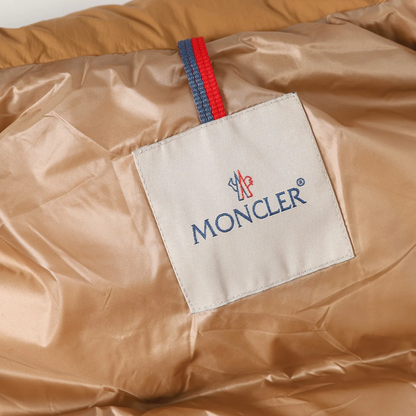 P900 MONCLER/Mask 25ss new detachable vest down jacket is made of custom-made YB imported windproof and waterproof nylon material. The craftsmanship is restored and the material is upgraded to improve the cold protection function in autumn and winter. Filled with white goose velvet, the whole piece is lightweight and warm. It can be worn as a zippered detachable long-sleeved jacket and a sleeveless vest. The torso is embossed with a rectangular pattern, with overlaid zipper pockets and drawstrings. The layers collide and the design is rich and varied. The iconic logo patch on the chest is embellished to highlight a low-key sense of luxury. Exquisite details can successfully get rid of dullness and integrate warmth and fashion. Customized surface accessories, look for the correct version, down filling standard: national standard 90 down, down filling: white goose down, high version, size: 1/2/3/4