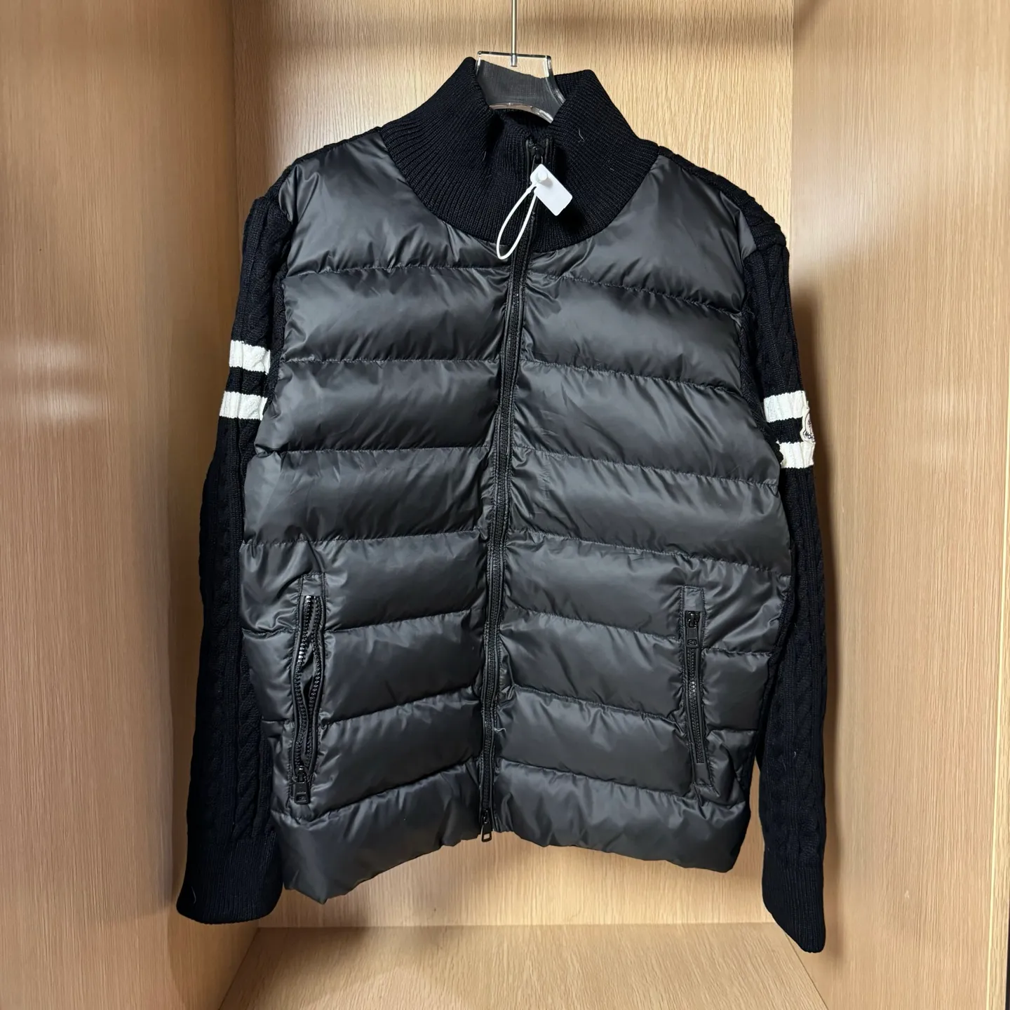 P560 Style number: T33 Moncler's new winter stand-up collar wool knitted splicing down jacket. The entire set is lined with windproof and warm. The official website is synchronized. It is the same style for men and women. It is made of 90 white duck down. The upper part of the whole dress is light, comfortable, simple, luxurious, exquisite and versatile. It is a high-end luxury down jacket item with a very outstanding temperament and is made in a classic college style. The knitted part is 37 wool spliced, and the soft and elegant knitted sleeve splicing design adds to the unique luxury retro style. The classic LOGO craftsmanship on the sleeves perfectly highlights the brand performance and recognition of this style. Stand-up collar design Fitted straight version, zipper closure, M knitted spliced down jacket front width 90 velvet filling, splicing is made of wool, sleeves are decorated with patch badges, stand-up collar zipper closure, double side pocket design is practical and convenient❗️ The overall shape configuration is also biased toward slimming to create an upper body that can better modify the lines and beauty of the body shape. The hands and feet naturally have a sense of high-end accent. The sleeves are made of knitted material, which has both comfort and style, elegance and nobility. The stitching uses the first line and then separated velvet filling technology. The craftsmanship is very sophisticated and there is no velvet running! The four-layer inner liner further reduces the possibility of velvet lining on the inside! It truly locks the down and the temperature! High-quality down! European standard 90 down standard! There is no choice in fill power, down filling, and feel! You can hardly feel the lint, let alone worry about velvet problem. Produced by a large factory, with original hardware and accessories, and fine workmanship! The men's and women's same-style patchwork knitted quilted down stand-collar jacket is on sale simultaneously on the official website!  Color: Temperament Black Iceland Gray