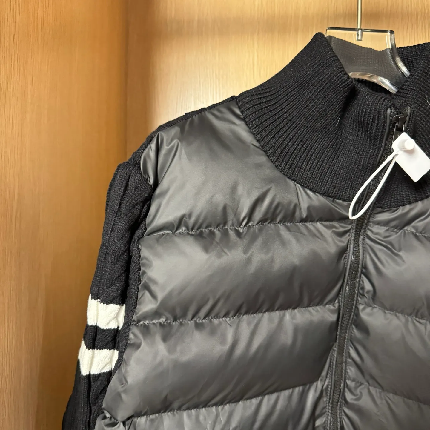 P560 Style number: T33 Moncler's new winter stand-up collar wool knitted splicing down jacket. The entire set is lined with windproof and warm. The official website is synchronized. It is the same style for men and women. It is made of 90 white duck down. The upper part of the whole dress is light, comfortable, simple, luxurious, exquisite and versatile. It is a high-end luxury down jacket item with a very outstanding temperament and is made in a classic college style. The knitted part is 37 wool spliced, and the soft and elegant knitted sleeve splicing design adds to the unique luxury retro style. The classic LOGO craftsmanship on the sleeves perfectly highlights the brand performance and recognition of this style. Stand-up collar design Fitted straight version, zipper closure, M knitted spliced down jacket front width 90 velvet filling, splicing is made of wool, sleeves are decorated with patch badges, stand-up collar zipper closure, double side pocket design is practical and convenient❗️ The overall shape configuration is also biased toward slimming to create an upper body that can better modify the lines and beauty of the body shape. The hands and feet naturally have a sense of high-end accent. The sleeves are made of knitted material, which has both comfort and style, elegance and nobility. The stitching uses the first line and then separated velvet filling technology. The craftsmanship is very sophisticated and there is no velvet running! The four-layer inner liner further reduces the possibility of velvet lining on the inside! It truly locks the down and the temperature! High-quality down! European standard 90 down standard! There is no choice in fill power, down filling, and feel! You can hardly feel the lint, let alone worry about velvet problem. Produced by a large factory, with original hardware and accessories, and fine workmanship! The men's and women's same-style patchwork knitted quilted down stand-collar jacket is on sale simultaneously on the official website!  Color: Temperament Black Iceland Gray