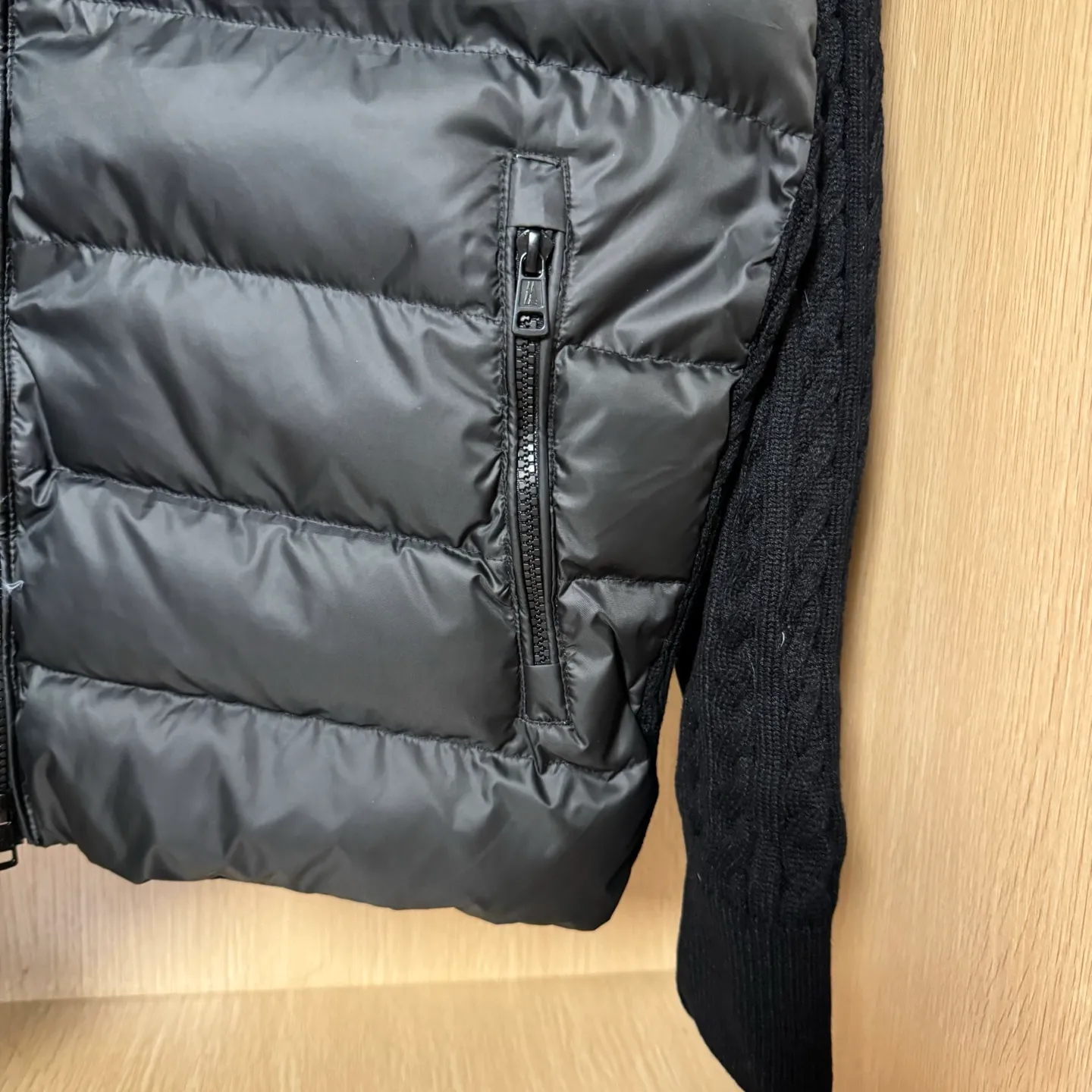 P560 Style number: T33 Moncler's new winter stand-up collar wool knitted splicing down jacket. The entire set is lined with windproof and warm. The official website is synchronized. It is the same style for men and women. It is made of 90 white duck down. The upper part of the whole dress is light, comfortable, simple, luxurious, exquisite and versatile. It is a high-end luxury down jacket item with a very outstanding temperament and is made in a classic college style. The knitted part is 37 wool spliced, and the soft and elegant knitted sleeve splicing design adds to the unique luxury retro style. The classic LOGO craftsmanship on the sleeves perfectly highlights the brand performance and recognition of this style. Stand-up collar design Fitted straight version, zipper closure, M knitted spliced down jacket front width 90 velvet filling, splicing is made of wool, sleeves are decorated with patch badges, stand-up collar zipper closure, double side pocket design is practical and convenient❗️ The overall shape configuration is also biased toward slimming to create an upper body that can better modify the lines and beauty of the body shape. The hands and feet naturally have a sense of high-end accent. The sleeves are made of knitted material, which has both comfort and style, elegance and nobility. The stitching uses the first line and then separated velvet filling technology. The craftsmanship is very sophisticated and there is no velvet running! The four-layer inner liner further reduces the possibility of velvet lining on the inside! It truly locks the down and the temperature! High-quality down! European standard 90 down standard! There is no choice in fill power, down filling, and feel! You can hardly feel the lint, let alone worry about velvet problem. Produced by a large factory, with original hardware and accessories, and fine workmanship! The men's and women's same-style patchwork knitted quilted down stand-collar jacket is on sale simultaneously on the official website!  Color: Temperament Black Iceland Gray