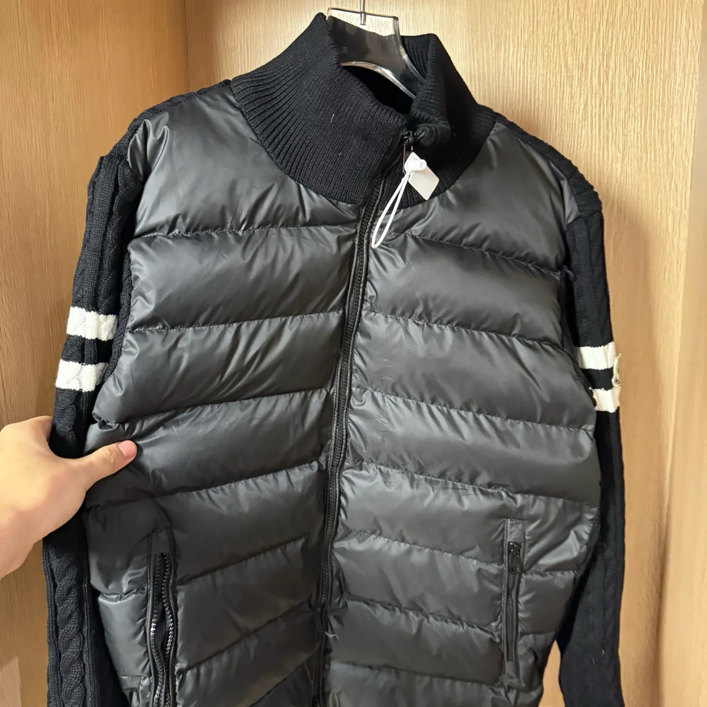 P560 Style number: T33 Moncler's new winter stand-up collar wool knitted splicing down jacket. The entire set is lined with windproof and warm. The official website is synchronized. It is the same style for men and women. It is made of 90 white duck down. The upper part of the whole dress is light, comfortable, simple, luxurious, exquisite and versatile. It is a high-end luxury down jacket item with a very outstanding temperament and is made in a classic college style. The knitted part is 37 wool spliced, and the soft and elegant knitted sleeve splicing design adds to the unique luxury retro style. The classic LOGO craftsmanship on the sleeves perfectly highlights the brand performance and recognition of this style. Stand-up collar design Fitted straight version, zipper closure, M knitted spliced down jacket front width 90 velvet filling, splicing is made of wool, sleeves are decorated with patch badges, stand-up collar zipper closure, double side pocket design is practical and convenient❗️ The overall shape configuration is also biased toward slimming to create an upper body that can better modify the lines and beauty of the body shape. The hands and feet naturally have a sense of high-end accent. The sleeves are made of knitted material, which has both comfort and style, elegance and nobility. The stitching uses the first line and then separated velvet filling technology. The craftsmanship is very sophisticated and there is no velvet running! The four-layer inner liner further reduces the possibility of velvet lining on the inside! It truly locks the down and the temperature! High-quality down! European standard 90 down standard! There is no choice in fill power, down filling, and feel! You can hardly feel the lint, let alone worry about velvet problem. Produced by a large factory, with original hardware and accessories, and fine workmanship! The men's and women's same-style patchwork knitted quilted down stand-collar jacket is on sale simultaneously on the official website!  Color: Temperament Black Iceland Gray
