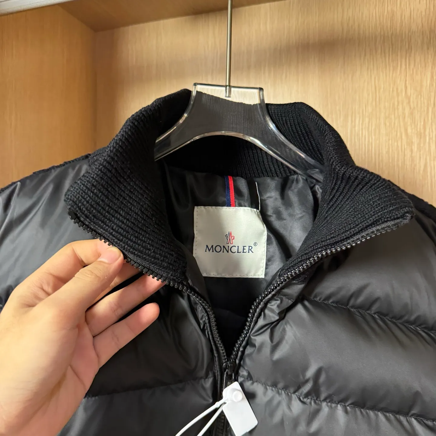 P560 Style number: T33 Moncler's new winter stand-up collar wool knitted splicing down jacket. The entire set is lined with windproof and warm. The official website is synchronized. It is the same style for men and women. It is made of 90 white duck down. The upper part of the whole dress is light, comfortable, simple, luxurious, exquisite and versatile. It is a high-end luxury down jacket item with a very outstanding temperament and is made in a classic college style. The knitted part is 37 wool spliced, and the soft and elegant knitted sleeve splicing design adds to the unique luxury retro style. The classic LOGO craftsmanship on the sleeves perfectly highlights the brand performance and recognition of this style. Stand-up collar design Fitted straight version, zipper closure, M knitted spliced down jacket front width 90 velvet filling, splicing is made of wool, sleeves are decorated with patch badges, stand-up collar zipper closure, double side pocket design is practical and convenient❗️ The overall shape configuration is also biased toward slimming to create an upper body that can better modify the lines and beauty of the body shape. The hands and feet naturally have a sense of high-end accent. The sleeves are made of knitted material, which has both comfort and style, elegance and nobility. The stitching uses the first line and then separated velvet filling technology. The craftsmanship is very sophisticated and there is no velvet running! The four-layer inner liner further reduces the possibility of velvet lining on the inside! It truly locks the down and the temperature! High-quality down! European standard 90 down standard! There is no choice in fill power, down filling, and feel! You can hardly feel the lint, let alone worry about velvet problem. Produced by a large factory, with original hardware and accessories, and fine workmanship! The men's and women's same-style patchwork knitted quilted down stand-collar jacket is on sale simultaneously on the official website!  Color: Temperament Black Iceland Gray