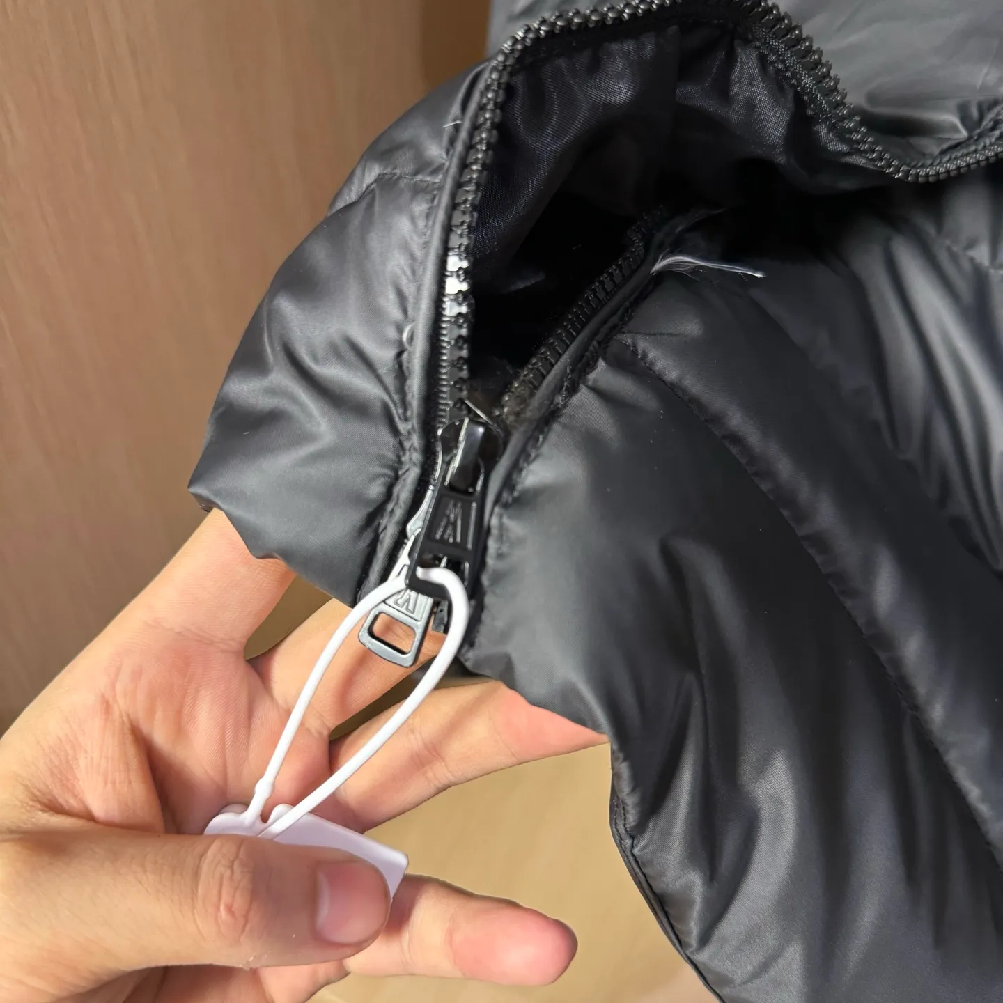 P560 Style number: T33 Moncler's new winter stand-up collar wool knitted splicing down jacket. The entire set is lined with windproof and warm. The official website is synchronized. It is the same style for men and women. It is made of 90 white duck down. The upper part of the whole dress is light, comfortable, simple, luxurious, exquisite and versatile. It is a high-end luxury down jacket item with a very outstanding temperament and is made in a classic college style. The knitted part is 37 wool spliced, and the soft and elegant knitted sleeve splicing design adds to the unique luxury retro style. The classic LOGO craftsmanship on the sleeves perfectly highlights the brand performance and recognition of this style. Stand-up collar design Fitted straight version, zipper closure, M knitted spliced down jacket front width 90 velvet filling, splicing is made of wool, sleeves are decorated with patch badges, stand-up collar zipper closure, double side pocket design is practical and convenient❗️ The overall shape configuration is also biased toward slimming to create an upper body that can better modify the lines and beauty of the body shape. The hands and feet naturally have a sense of high-end accent. The sleeves are made of knitted material, which has both comfort and style, elegance and nobility. The stitching uses the first line and then separated velvet filling technology. The craftsmanship is very sophisticated and there is no velvet running! The four-layer inner liner further reduces the possibility of velvet lining on the inside! It truly locks the down and the temperature! High-quality down! European standard 90 down standard! There is no choice in fill power, down filling, and feel! You can hardly feel the lint, let alone worry about velvet problem. Produced by a large factory, with original hardware and accessories, and fine workmanship! The men's and women's same-style patchwork knitted quilted down stand-collar jacket is on sale simultaneously on the official website!  Color: Temperament Black Iceland Gray