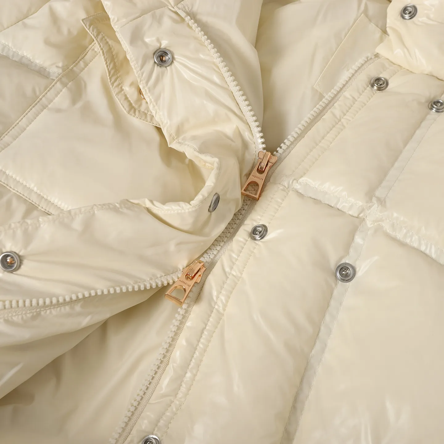 P920 Moncler/Meng Mouth Women's Square Quilted Hooded Short Down Jacket Fabric selection: Selected high-density super laqué nylon fabric, matched with lightweight down filling, and nylon lining design, which ensures excellent thermal performance while showing an avant-garde urban style.  Craftsmanship and details: The short silhouette is paired with innovative super laqué nylon fabric, which presents a unique glossy texture and perfectly blends functionality and fashion. Breakthrough asymmetrical tailoring, with double-button closure system. Three-dimensional geometric quilting technology, creating visual hierarchy through differentiated quilting sizes on the body and sleeves. Detachable and adjustable hood design to meet various dressing needs. Double closure system (zipper + snap button) ensures windproof and warm. Multifunctional storage space: zipper security pocket + snap-button chest pocket. Drawstring hem design, the tightness can be adjusted freely. 90 national standard high-quality white duck down: Selected high-loft down, weighing 210g, light and warm, with excellent temperature locking performance and good resilience.  Accessories: Customized armband Customized snap button Customized zipper puller Color: black/beige/green SIZE: 1/2/3/4