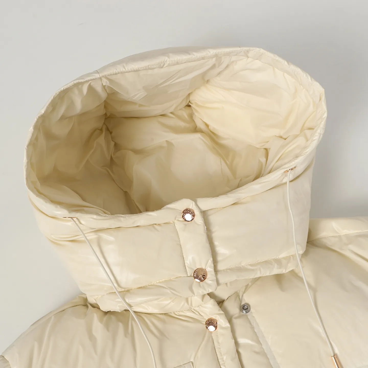 P920 Moncler/Meng Mouth Women's Square Quilted Hooded Short Down Jacket Fabric selection: Selected high-density super laqué nylon fabric, matched with lightweight down filling, and nylon lining design, which ensures excellent thermal performance while showing an avant-garde urban style.  Craftsmanship and details: The short silhouette is paired with innovative super laqué nylon fabric, which presents a unique glossy texture and perfectly blends functionality and fashion. Breakthrough asymmetrical tailoring, with double-button closure system. Three-dimensional geometric quilting technology, creating visual hierarchy through differentiated quilting sizes on the body and sleeves. Detachable and adjustable hood design to meet various dressing needs. Double closure system (zipper + snap button) ensures windproof and warm. Multifunctional storage space: zipper security pocket + snap-button chest pocket. Drawstring hem design, the tightness can be adjusted freely. 90 national standard high-quality white duck down: Selected high-loft down, weighing 210g, light and warm, with excellent temperature locking performance and good resilience.  Accessories: Customized armband Customized snap button Customized zipper puller Color: black/beige/green SIZE: 1/2/3/4