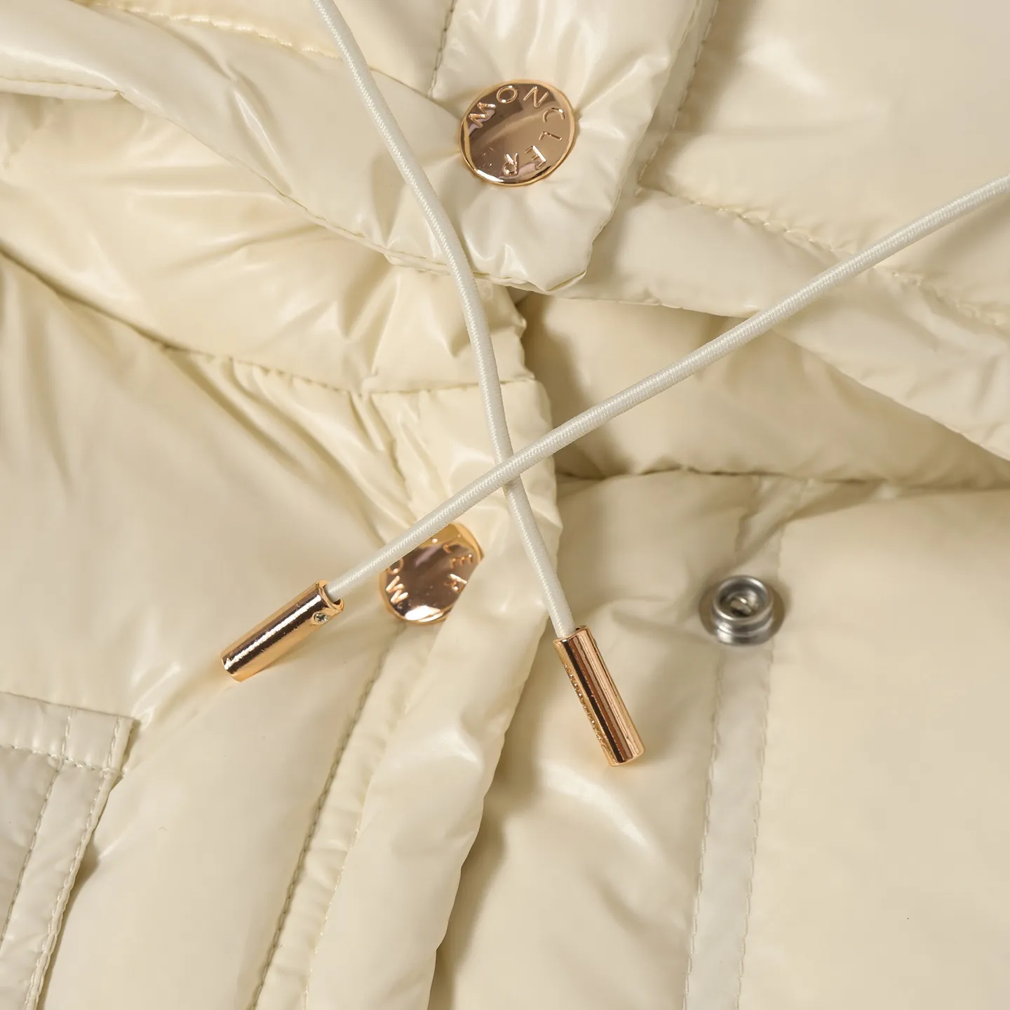 P920 Moncler/Meng Mouth Women's Square Quilted Hooded Short Down Jacket Fabric selection: Selected high-density super laqué nylon fabric, matched with lightweight down filling, and nylon lining design, which ensures excellent thermal performance while showing an avant-garde urban style.  Craftsmanship and details: The short silhouette is paired with innovative super laqué nylon fabric, which presents a unique glossy texture and perfectly blends functionality and fashion. Breakthrough asymmetrical tailoring, with double-button closure system. Three-dimensional geometric quilting technology, creating visual hierarchy through differentiated quilting sizes on the body and sleeves. Detachable and adjustable hood design to meet various dressing needs. Double closure system (zipper + snap button) ensures windproof and warm. Multifunctional storage space: zipper security pocket + snap-button chest pocket. Drawstring hem design, the tightness can be adjusted freely. 90 national standard high-quality white duck down: Selected high-loft down, weighing 210g, light and warm, with excellent temperature locking performance and good resilience.  Accessories: Customized armband Customized snap button Customized zipper puller Color: black/beige/green SIZE: 1/2/3/4