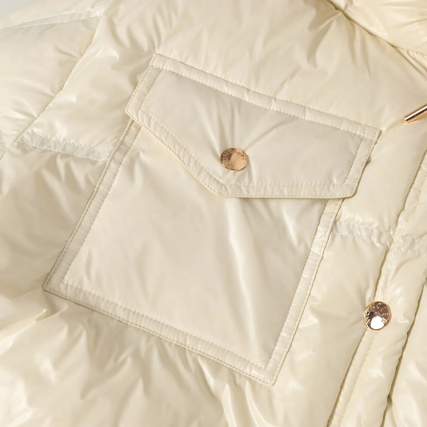 P920 Moncler/Meng Mouth Women's Square Quilted Hooded Short Down Jacket Fabric selection: Selected high-density super laqué nylon fabric, matched with lightweight down filling, and nylon lining design, which ensures excellent thermal performance while showing an avant-garde urban style.  Craftsmanship and details: The short silhouette is paired with innovative super laqué nylon fabric, which presents a unique glossy texture and perfectly blends functionality and fashion. Breakthrough asymmetrical tailoring, with double-button closure system. Three-dimensional geometric quilting technology, creating visual hierarchy through differentiated quilting sizes on the body and sleeves. Detachable and adjustable hood design to meet various dressing needs. Double closure system (zipper + snap button) ensures windproof and warm. Multifunctional storage space: zipper security pocket + snap-button chest pocket. Drawstring hem design, the tightness can be adjusted freely. 90 national standard high-quality white duck down: Selected high-loft down, weighing 210g, light and warm, with excellent temperature locking performance and good resilience.  Accessories: Customized armband Customized snap button Customized zipper puller Color: black/beige/green SIZE: 1/2/3/4