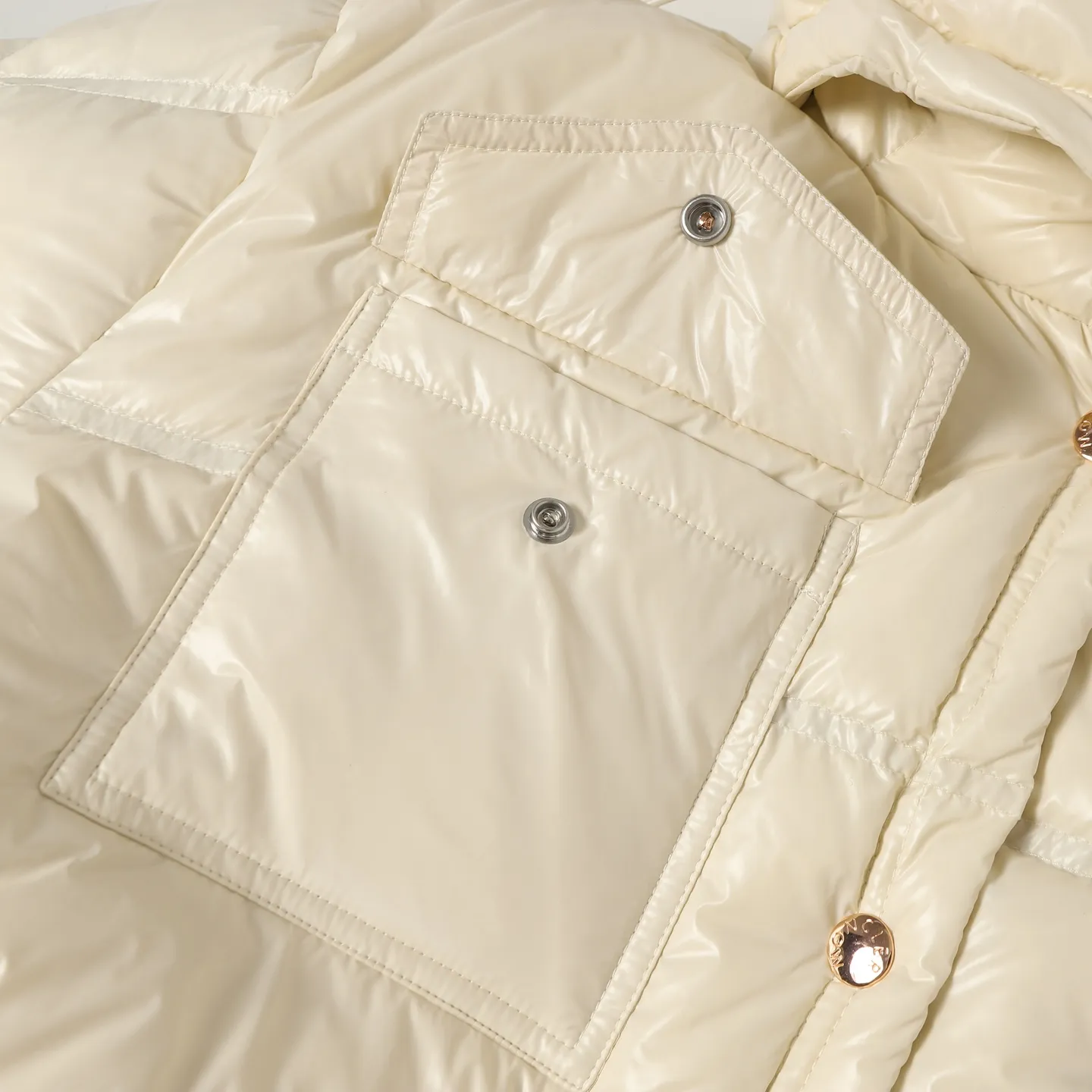 P920 Moncler/Meng Mouth Women's Square Quilted Hooded Short Down Jacket Fabric selection: Selected high-density super laqué nylon fabric, matched with lightweight down filling, and nylon lining design, which ensures excellent thermal performance while showing an avant-garde urban style.  Craftsmanship and details: The short silhouette is paired with innovative super laqué nylon fabric, which presents a unique glossy texture and perfectly blends functionality and fashion. Breakthrough asymmetrical tailoring, with double-button closure system. Three-dimensional geometric quilting technology, creating visual hierarchy through differentiated quilting sizes on the body and sleeves. Detachable and adjustable hood design to meet various dressing needs. Double closure system (zipper + snap button) ensures windproof and warm. Multifunctional storage space: zipper security pocket + snap-button chest pocket. Drawstring hem design, the tightness can be adjusted freely. 90 national standard high-quality white duck down: Selected high-loft down, weighing 210g, light and warm, with excellent temperature locking performance and good resilience.  Accessories: Customized armband Customized snap button Customized zipper puller Color: black/beige/green SIZE: 1/2/3/4
